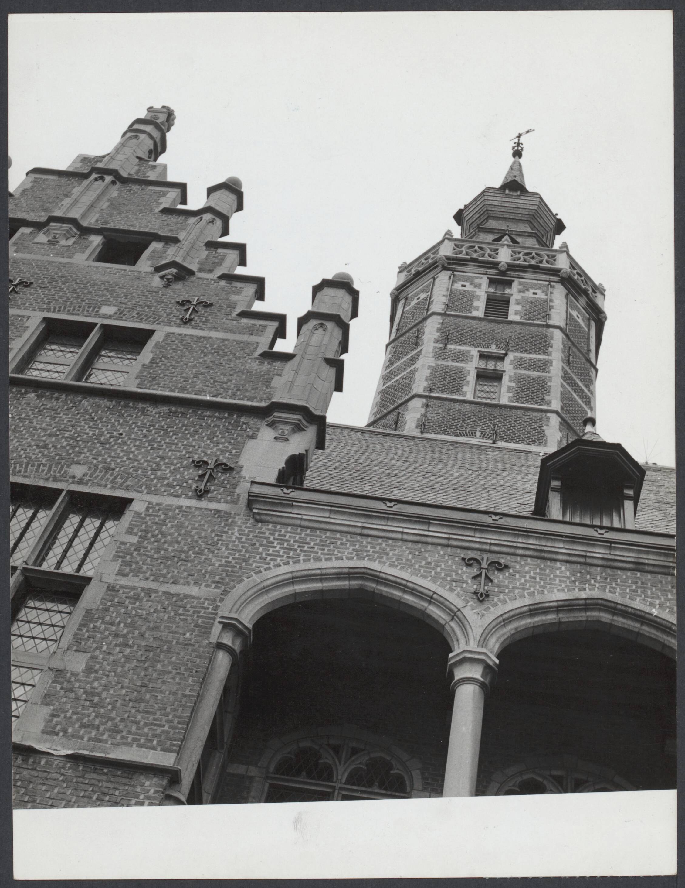 Mechelen — Mechelen. Hof van Busleyden: detail gevel van de tuinzijde met toren — Foto: Onbekend / Publiek Domein of Rechtenvrij. Licentie: Set B: Rechtenvrij / Publiek Domein. Bron: Nationaal Archief. http://hdl.handle.net/10648/4d005464-641f-2b7a-54fe-23da9bc9f059