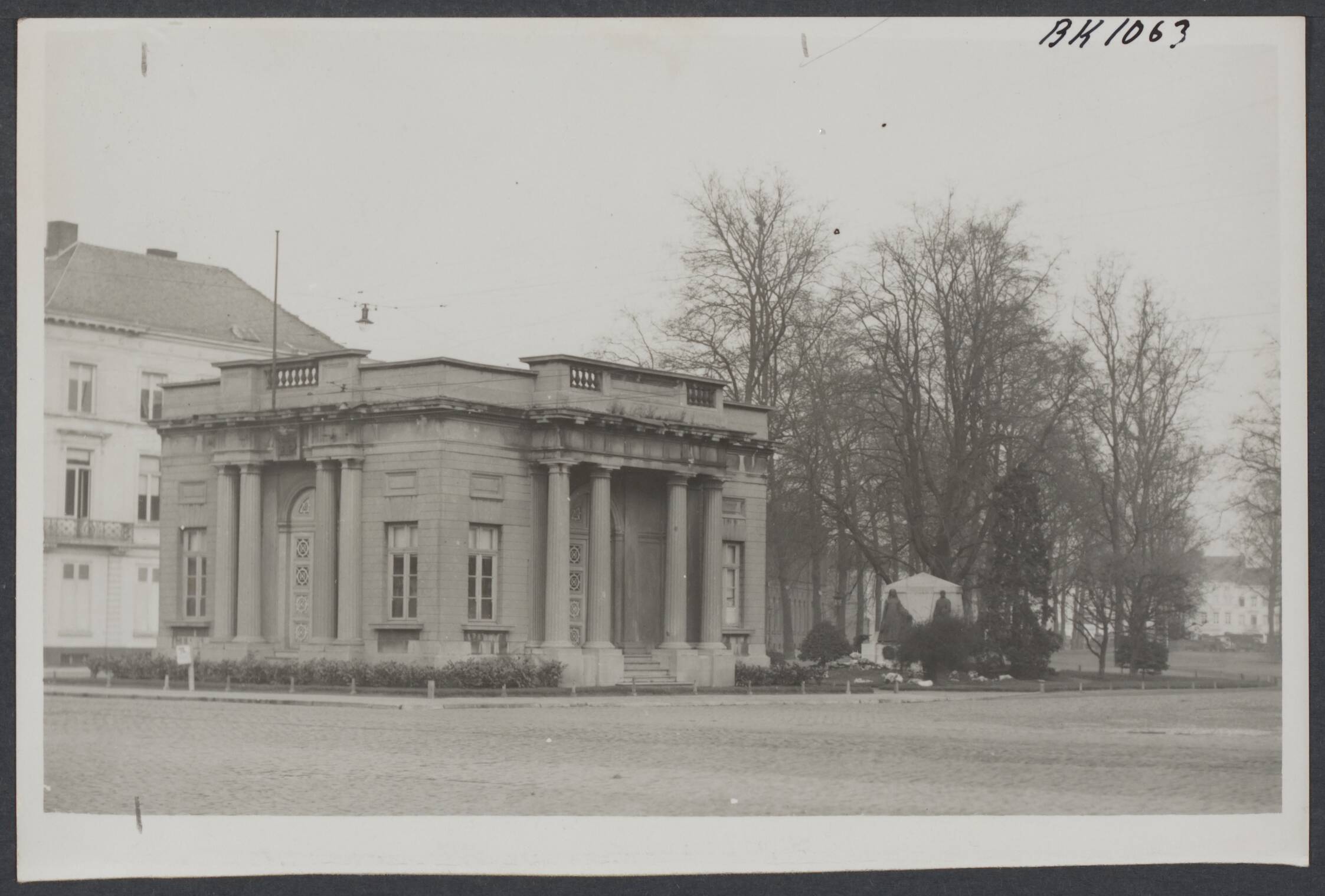 Mechelen — Mechelen. Neoclassistisch tolhuis en gedenkteken voor de gevallenen 1914-1918 op de Egmontpoort, thans het kardinaal Mercierplein — Foto: Kusters / Spaarnestad. Licentie: Set B: Rechtenvrij / Publiek Domein. Bron: Nationaal Archief. http://hdl.handle.net/10648/8336297e-5ac6-993f-c8be-c36cd4e99c25