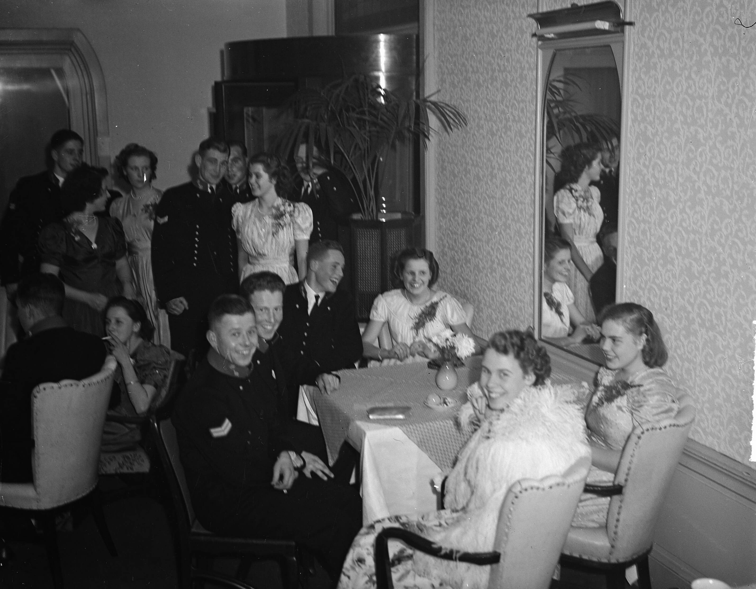 Fotocollectie Anefo — Bal adelborsten Kurhaus Scheveningen @ — Foto: Noske, J.D. / Anefo. Licentie: Set B: Rechtenvrij / Publiek Domein. Bron: Nationaal Archief. http://hdl.handle.net/10648/a8c174dc-d0b4-102d-bcf8-003048976d84
