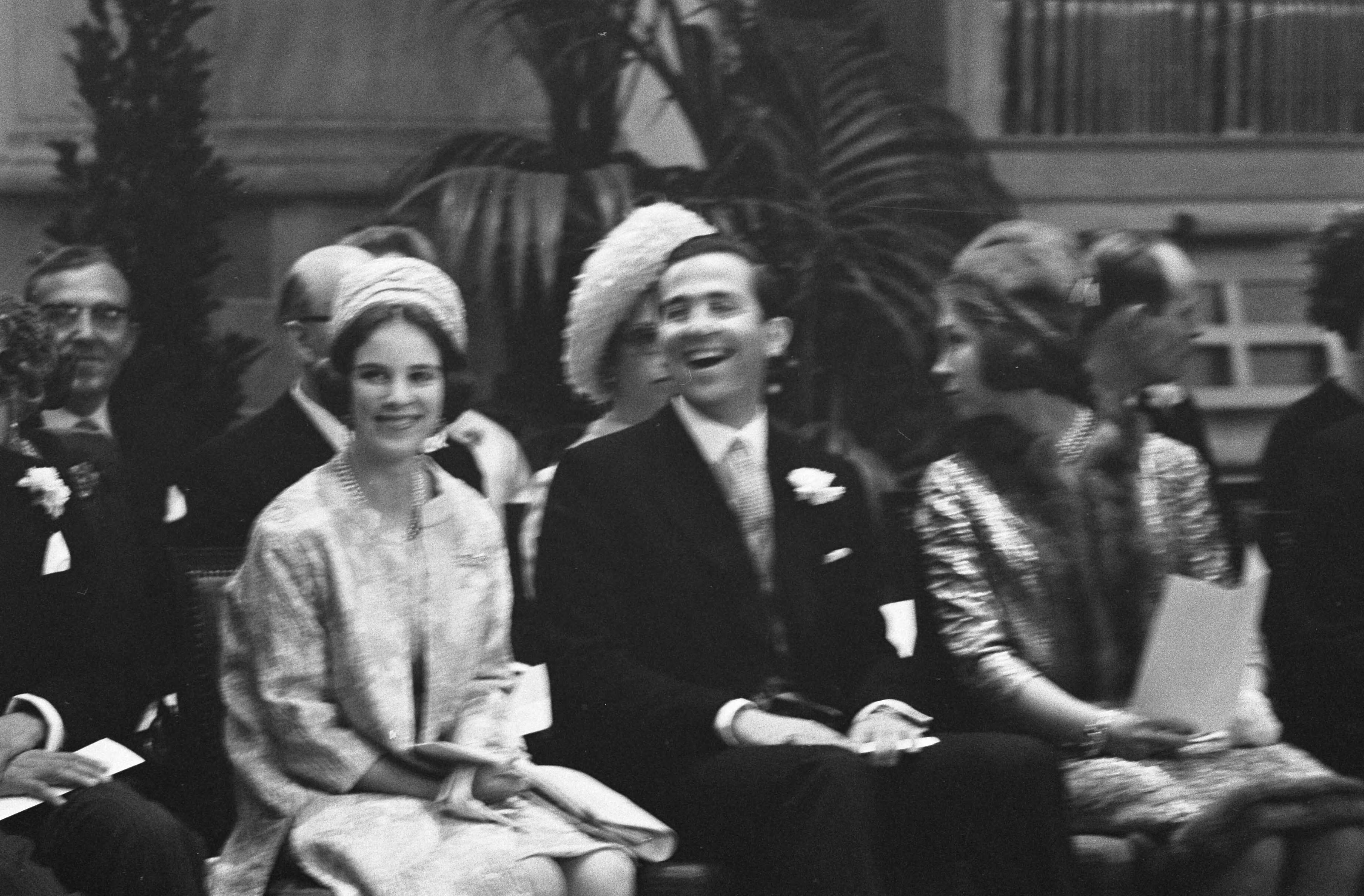 Huwelijk prins Karl von Hessen en gravin Yvonne Szapary in Den Haag — Koning Constantijn en koningin Anne-Marie van Griekenland in de kerk — Foto: Fotograaf Onbekend / Anefo. Licentie: Set B: Rechtenvrij / Publiek Domein. Bron: Nationaal Archief. http://hdl.handle.net/10648/aae5fecc-d0b4-102d-bcf8-003048976d84