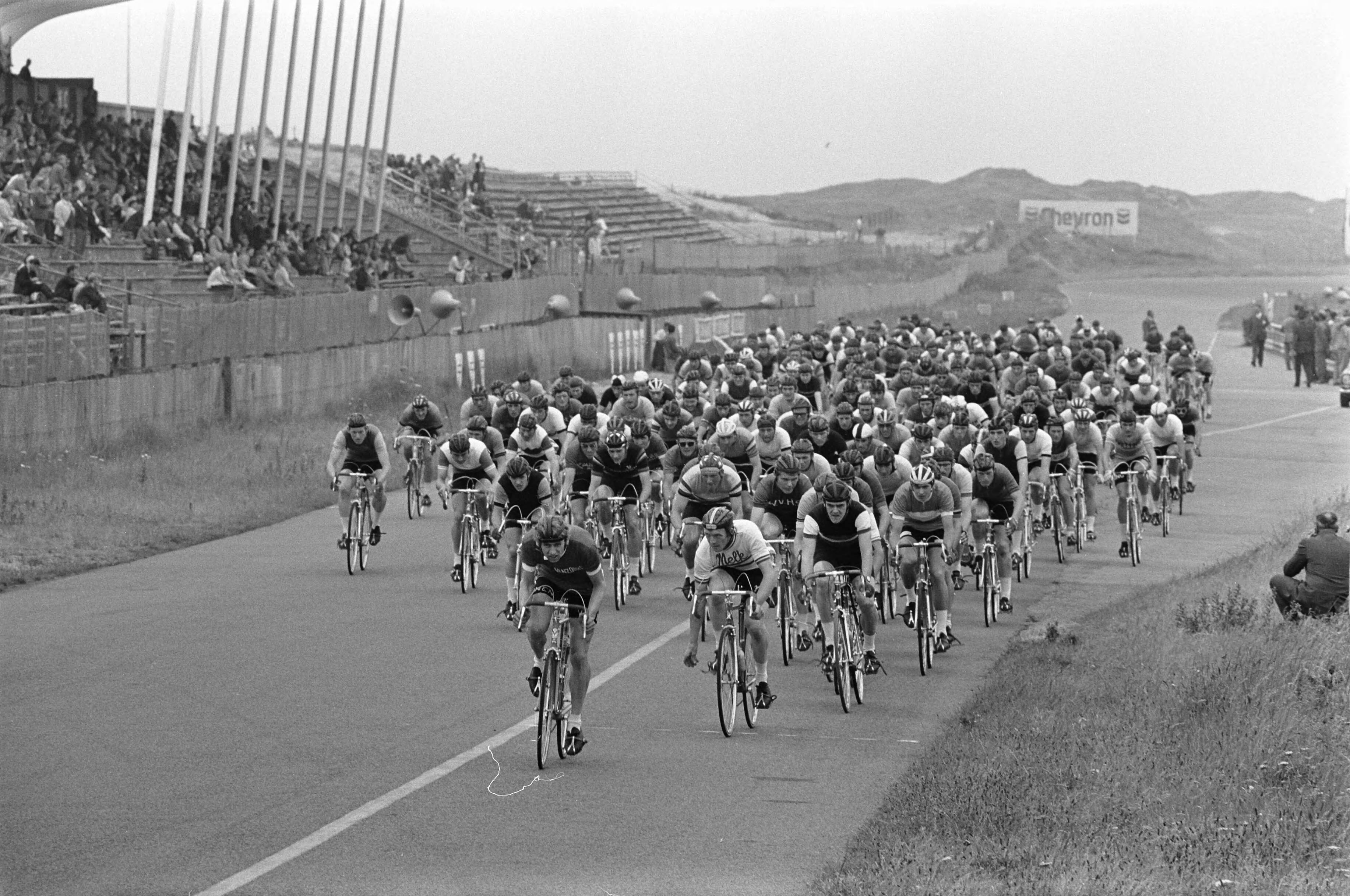 Selectiewedstrijd voor amateur-wielrenners op het circuit van Zandvoort — De wielrenners in actie — Foto: Fotograaf Onbekend / Anefo. Licentie: Set B: Rechtenvrij / Publiek Domein. Bron: Nationaal Archief. http://hdl.handle.net/10648/ab728efa-d0b4-102d-bcf8-003048976d84
