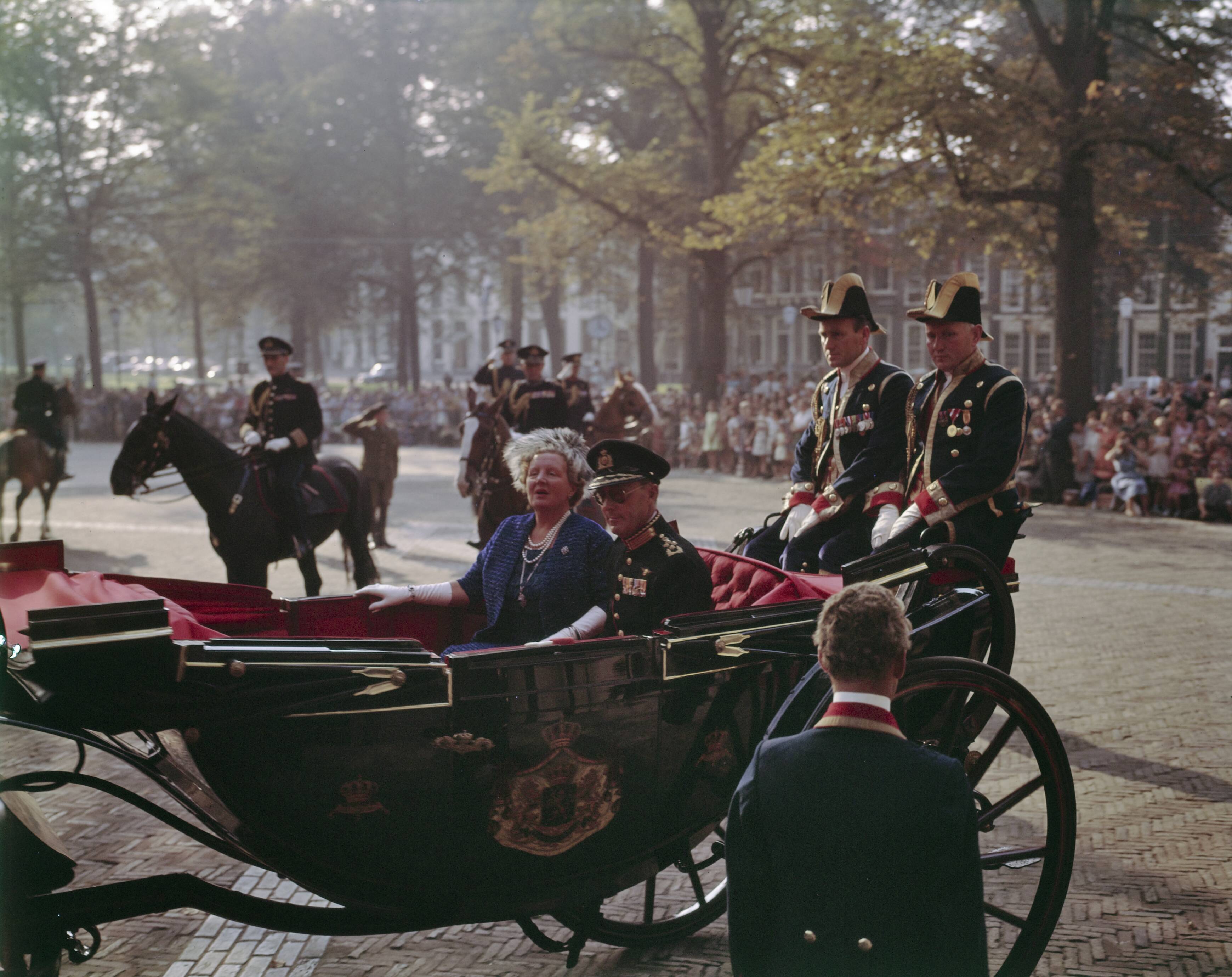 Fotocollectie Anefo — Prinsjesdag 1962 [Koningin Juliana en prins Bernhard vertrekken vanaf paleis Lange Voorhout in een open calèche voor een rijtoer door Den Haag] — Foto: Fotograaf Onbekend / Anefo. Licentie: Set B: Rechtenvrij / Publiek Domein. Bron: Nationaal Archief. http://hdl.handle.net/10648/ad8c090a-d0b4-102d-bcf8-003048976d84