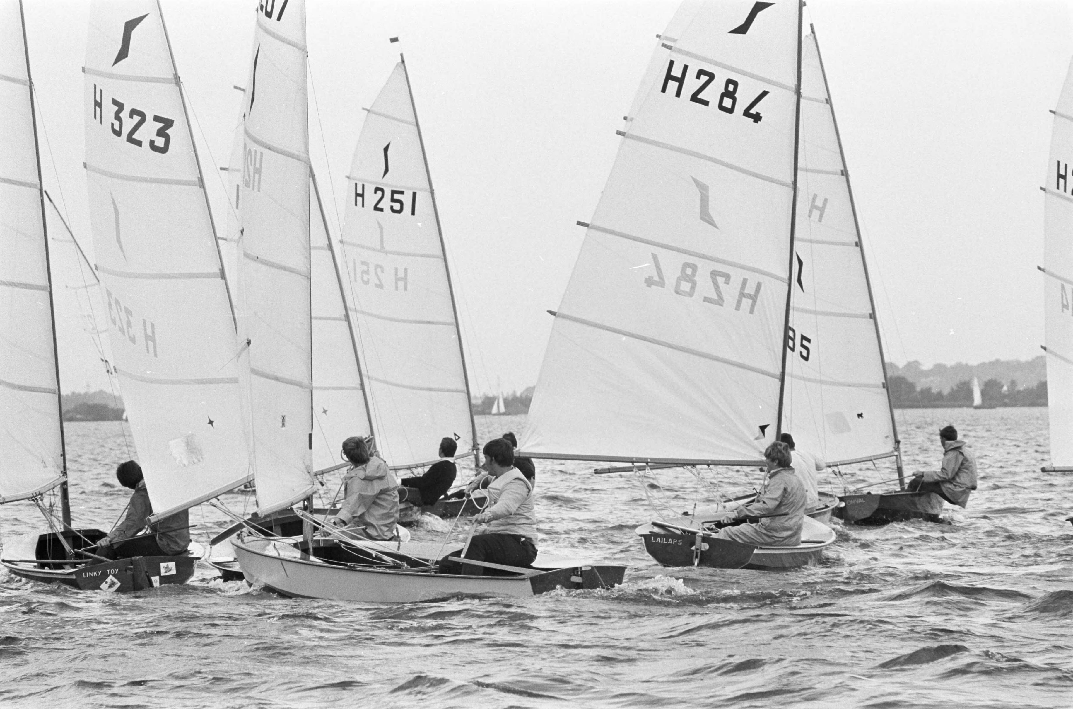 Fotocollectie Anefo — Loosdrecht Hollandweek. Buitenboord hangen bij de Stern — Foto: Kroon, Ron / Anefo. Licentie: Set B: Rechtenvrij / Publiek Domein. Bron: Nationaal Archief. http://hdl.handle.net/10648/ab480fe0-d0b4-102d-bcf8-003048976d84
