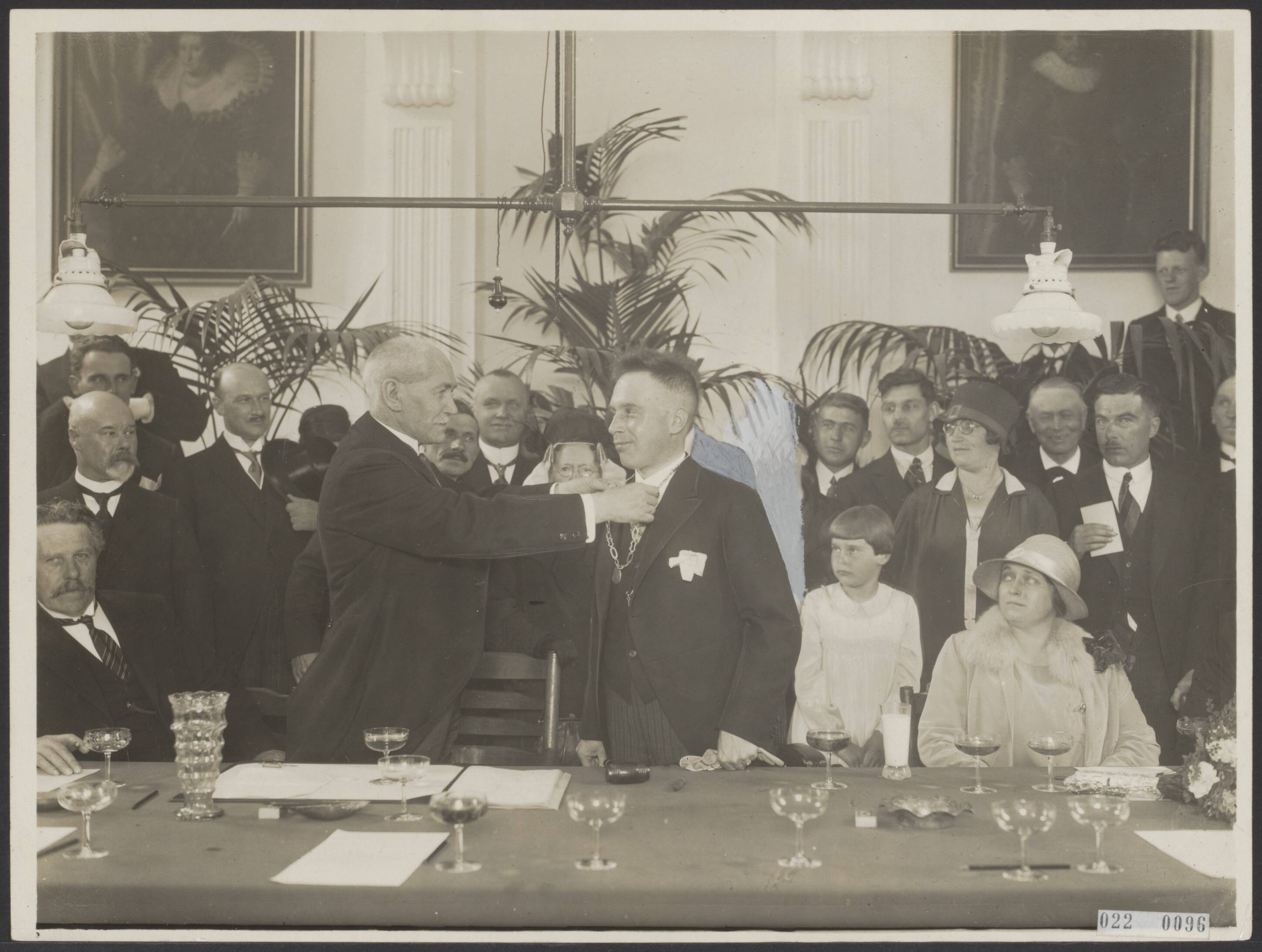 Fotocollectie Elsevier Binnenland — Installatie van S. Hoogeboom als burgemeester van Vianen — Foto: N.V. Vereenigde Fotobureaux. Licentie: Set B: Rechtenvrij / Publiek Domein. Bron: Nationaal Archief. http://hdl.handle.net/10648/add1143c-d0b4-102d-bcf8-003048976d84