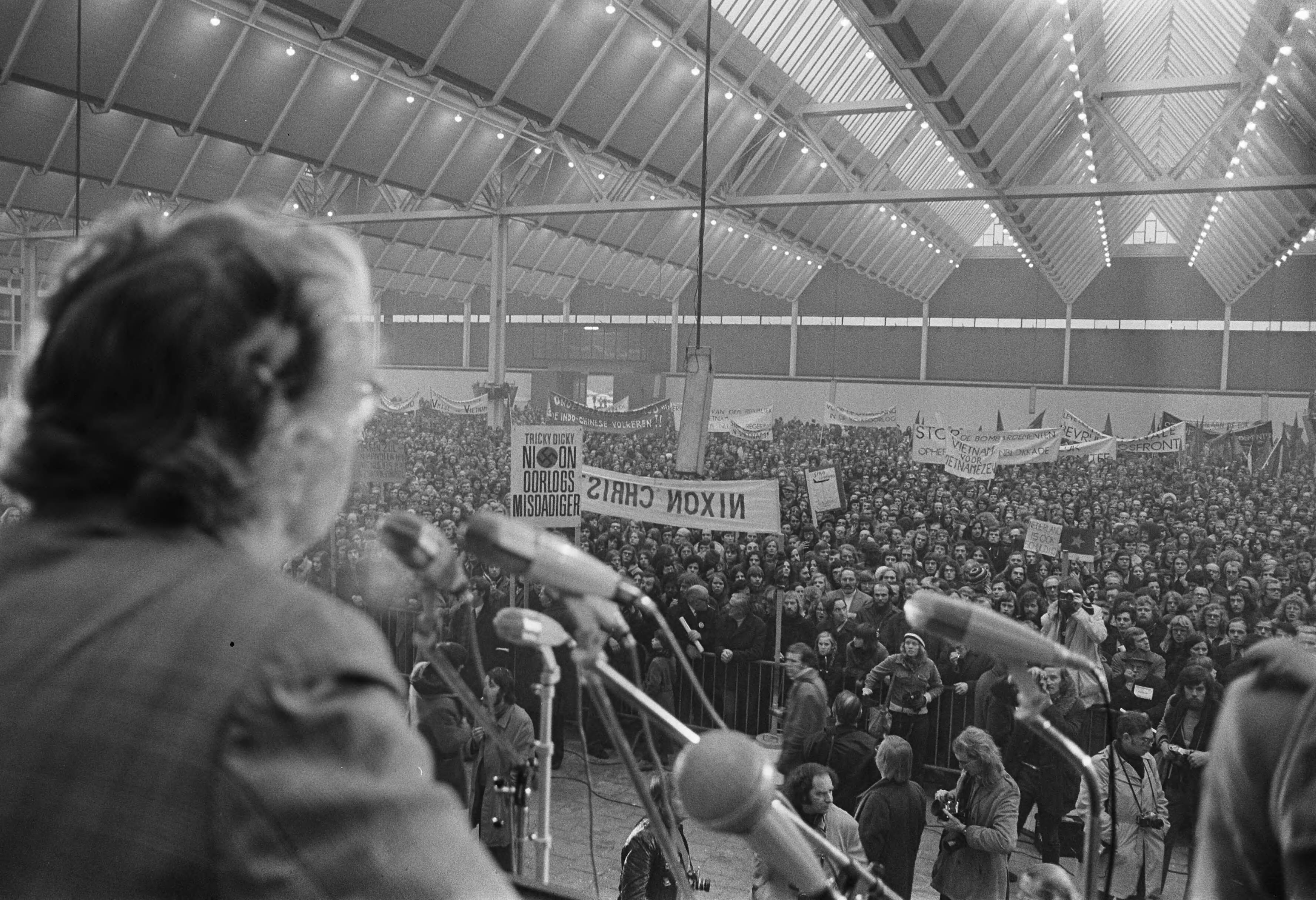 Fotocollectie Anefo — Demonstratie tegen oorlog in Vietnam van meer dan 50.000 mensen in Utrecht, de demonstranten in de Irenehal — Foto: Punt, W. / Anefo. Licentie: Set B: Rechtenvrij / Publiek Domein. Bron: Nationaal Archief. http://hdl.handle.net/10648/ac21b2f4-d0b4-102d-bcf8-003048976d84