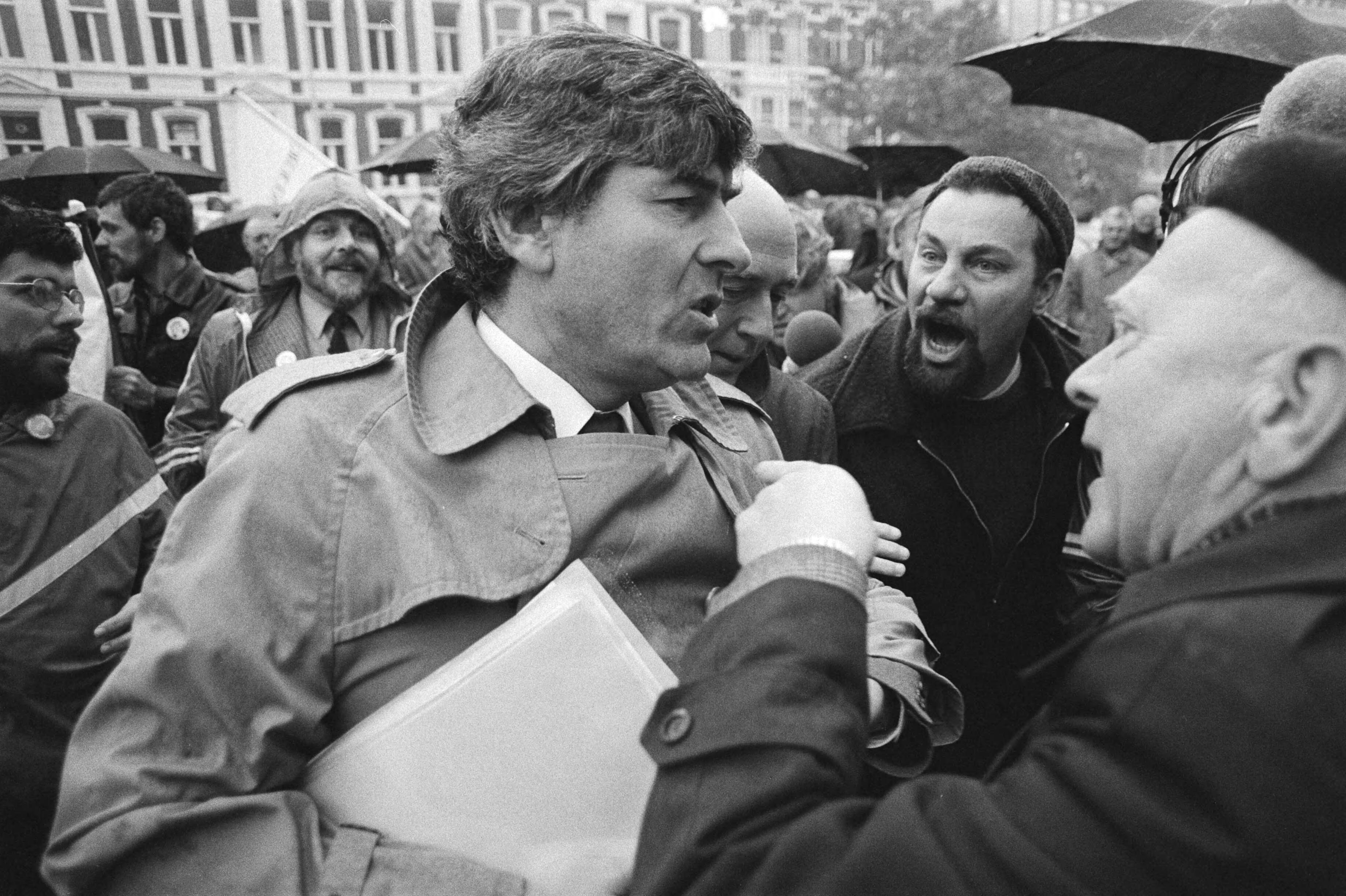 Premier Lubbers "aangevallen" door demonstranten bij aankomst SER-gebouw Den Haag — betogingen|ministers-presidenten|bezuinigingen|sociaal beleid|Stichting van de Arbeid|Lubbers, Ruud|Den Haag|Zuid-Holland|Stichting van de Arbeid — Foto: Antonisse, Marcel / Anefo. Licentie: Set B: Rechtenvrij / Publiek Domein. Bron: Nationaal Archief. http://hdl.handle.net/10648/ad2f4814-d0b4-102d-bcf8-003048976d84