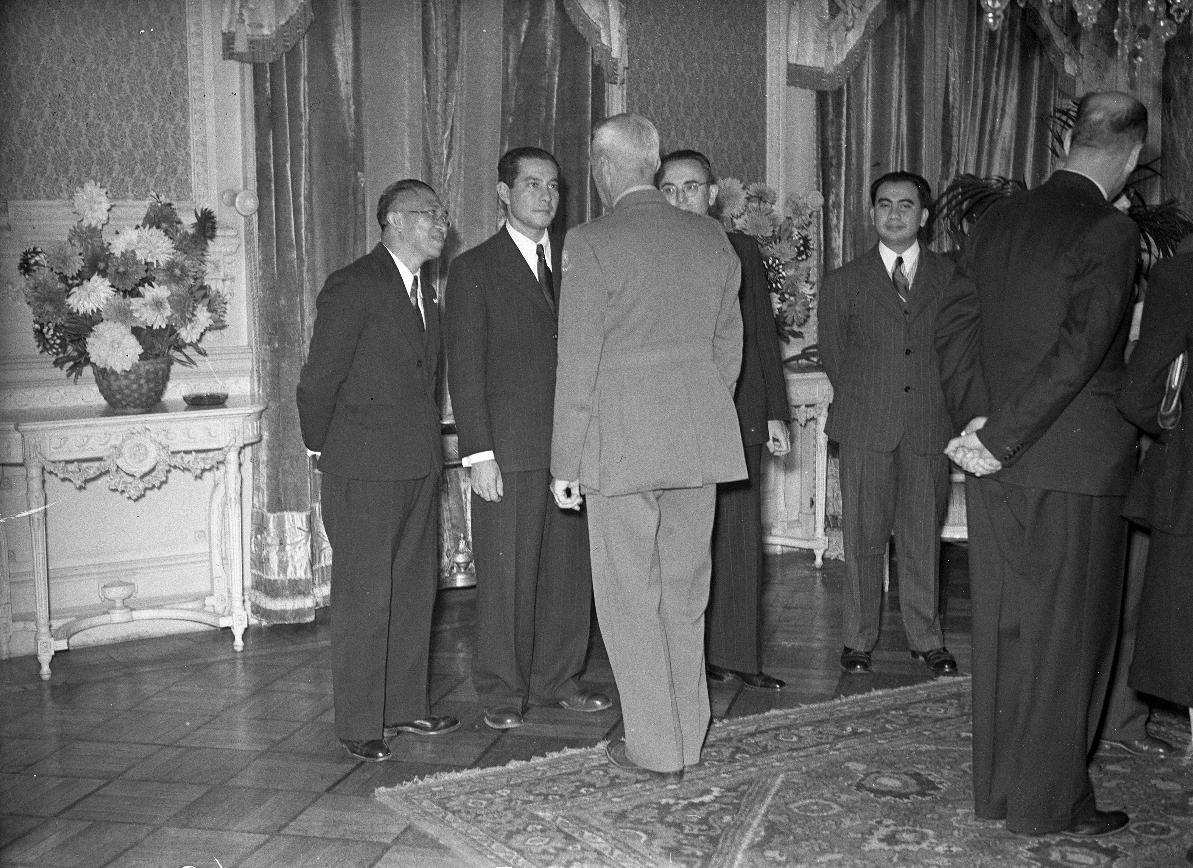 Fotocollectie Anefo — Cocktailparty op Kasteel Oud-Wassenaar t.g.v. bezoek president van Oost-Indonesië Tjokorda Gde Rake Sukawati (links). In het midden sultan Hamid II van Pontianak — Foto: Sagers, Harry / Anefo. Licentie: Set B: Rechtenvrij / Publiek Domein. Bron: Nationaal Archief. http://hdl.handle.net/10648/a8acf85e-d0b4-102d-bcf8-003048976d84