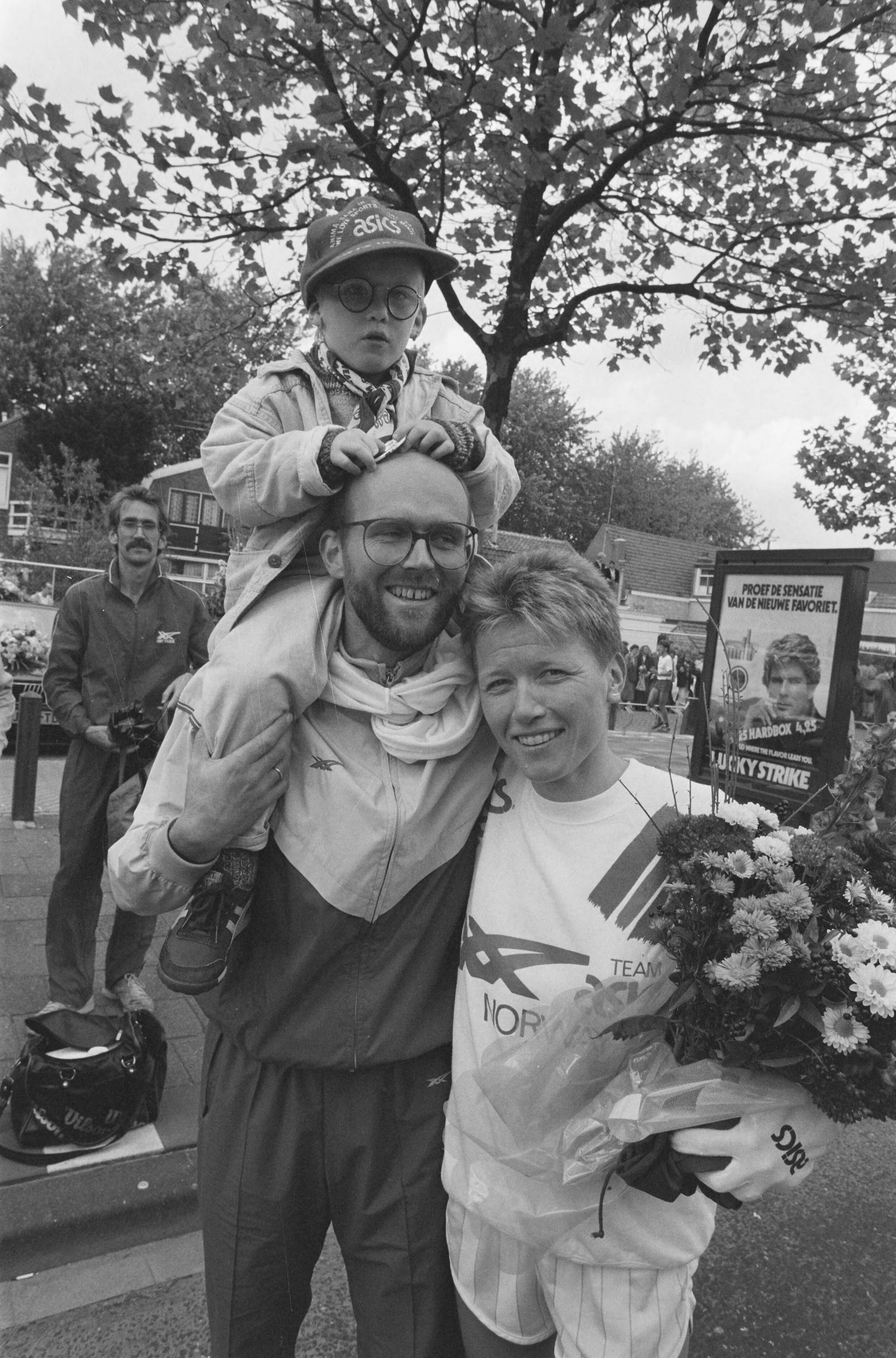 Fotocollectie Anefo — Dam tot dam-loop (16 km) finish in Zaandam; Ingrid Kristiansen met echtgenoot en kind — Foto: Bogaerts, Rob / Anefo. Licentie: Set B: Rechtenvrij / Publiek Domein. Bron: Nationaal Archief. http://hdl.handle.net/10648/ad64f630-d0b4-102d-bcf8-003048976d84