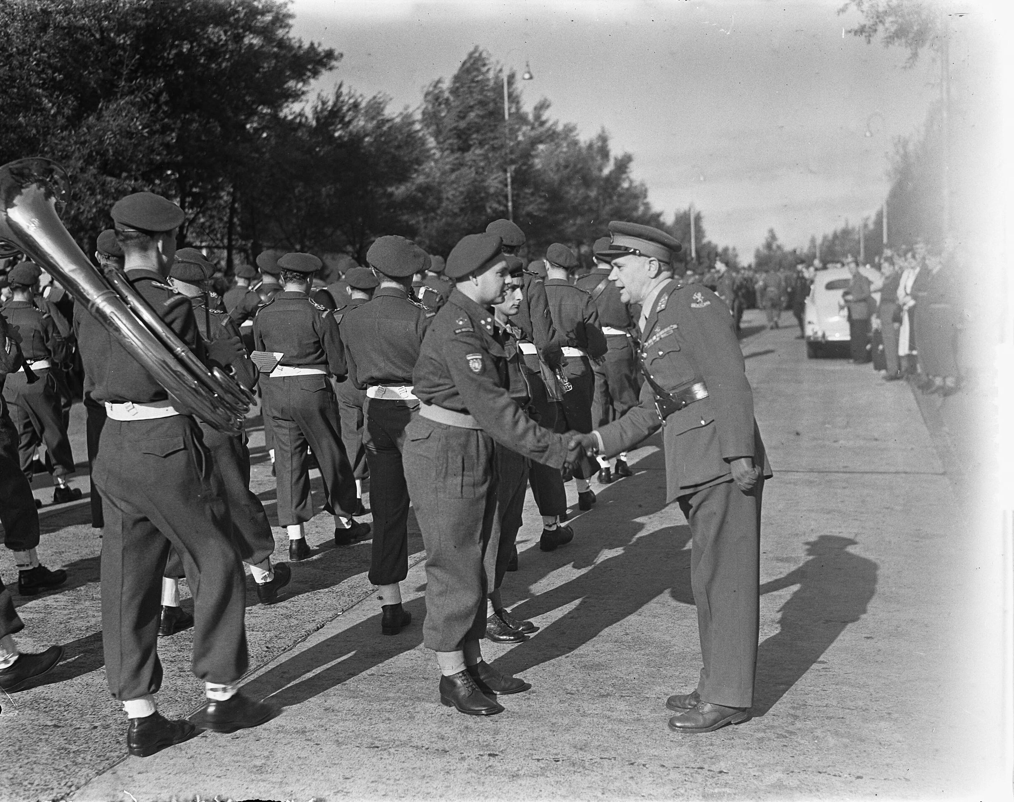 Inspectie door chef-staf generaal Kruls van de Korea-vrijwilligers in de nieuwe Alexanderkazerne te Den Haag — Foto: Noske, J.D. / Anefo. — Licentie: Set B: Rechtenvrij / Publiek Domein. Bron: Nationaal Archief. http://hdl.handle.net/10648/a8e0be64-d0b4-102d-bcf8-003048976d84