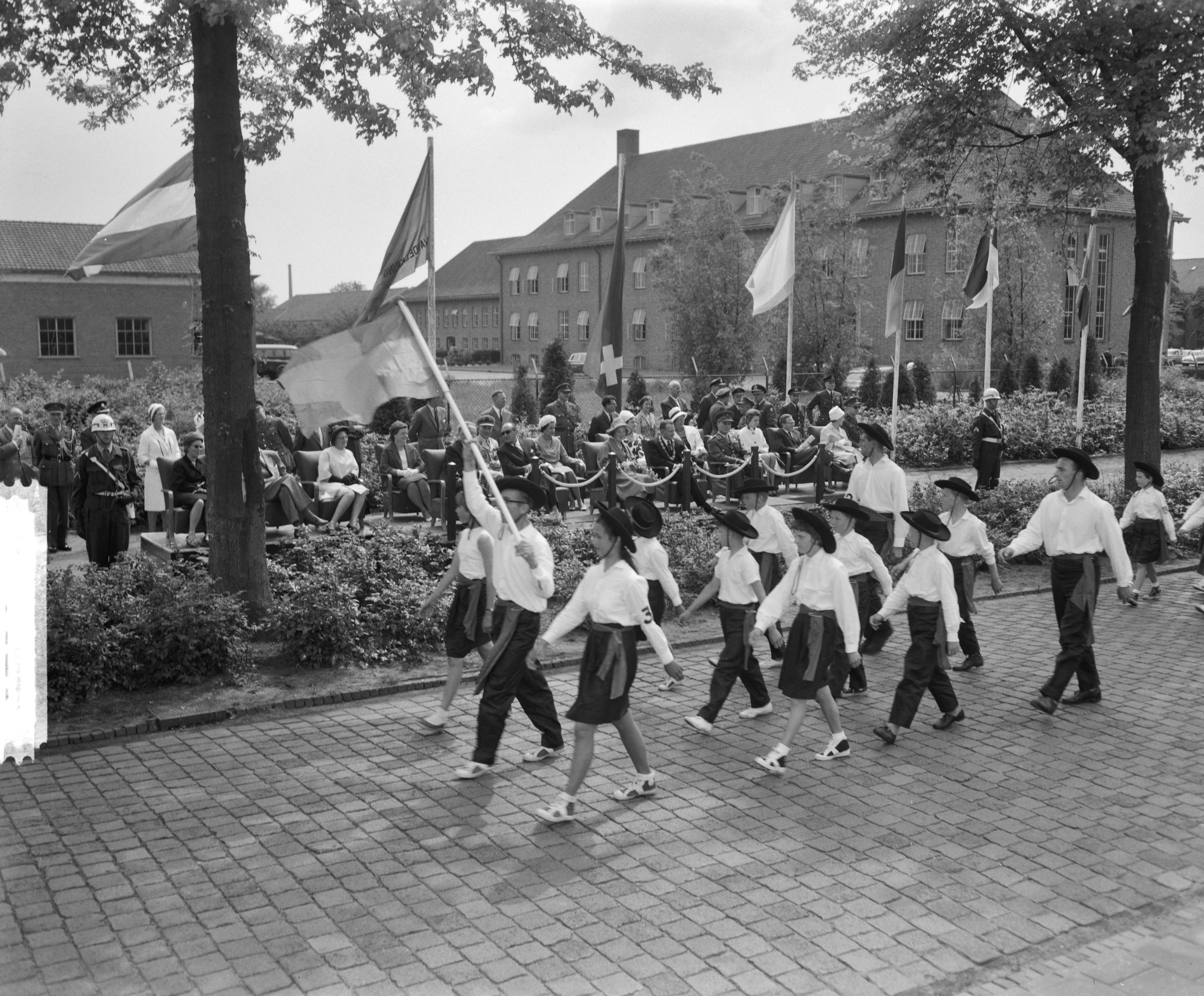Fotocollectie Anefo — Prinses Beatrix poliomars in Breda, wandelaars defileren voor prinses Beatrix, Commissaris der Koningin in Noord-Brabant dr. C.N.M. Kortmann, minister mr. E.H. Toxopeus en burgemeester van Breda, mr. R.M.A.A.Geuljans — Foto: Bilsen, Joop van / Anefo. Licentie: Set B: Rechtenvrij / Publiek Domein. Bron: Nationaal Archief. http://hdl.handle.net/10648/aa0cafe6-d0b4-102d-bcf8-003048976d84