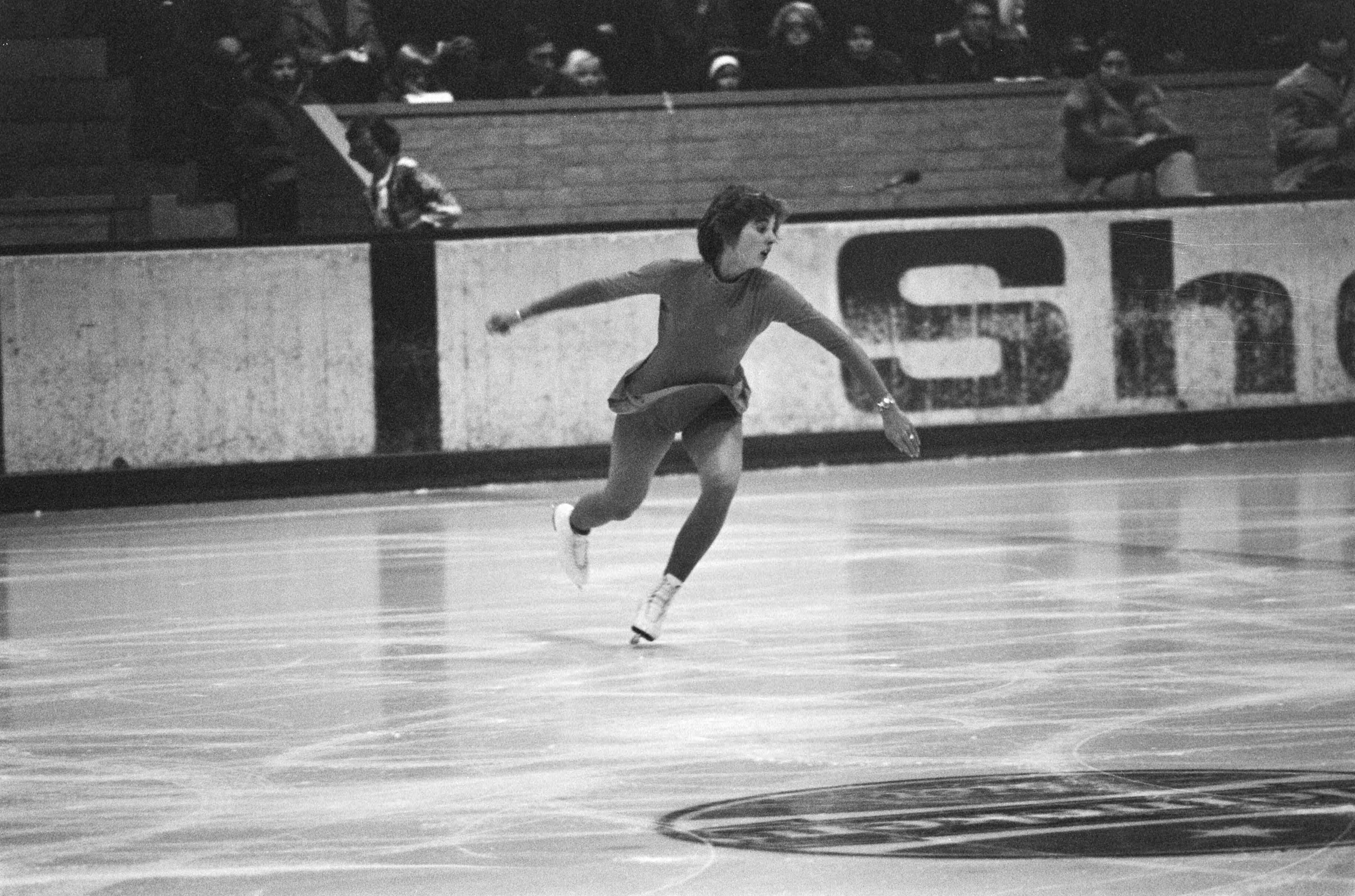 Fotocollectie Anefo — Nationale kampioenschappen kunstrijden, Den Haag ; Ilona Blokspoel in aktie — Foto: Mieremet, Rob / Anefo. Licentie: Set B: Rechtenvrij / Publiek Domein. Bron: Nationaal Archief. http://hdl.handle.net/10648/ac7a2966-d0b4-102d-bcf8-003048976d84