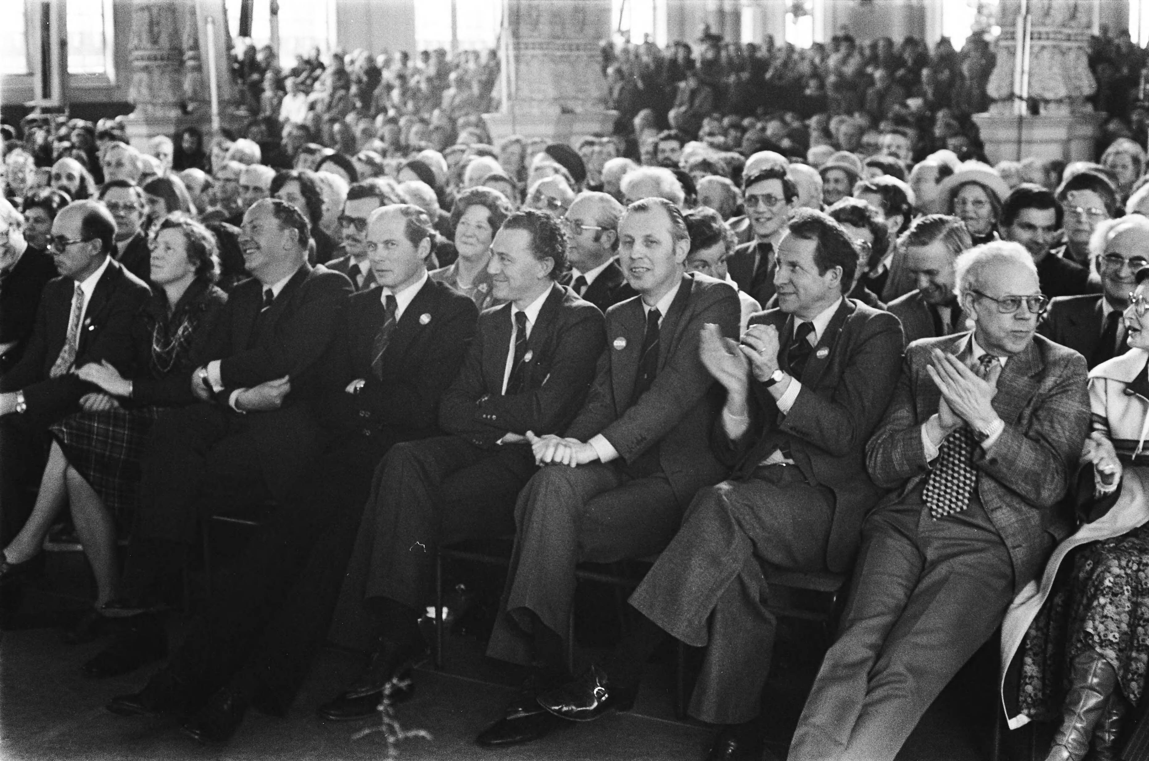 Fotocollectie Anefo — CDA verkiezingsbijeenkomst in Leeuwarden; zaaloverzicht — Foto: Verhoeff, Bert / Anefo. Licentie: Set B: Rechtenvrij / Publiek Domein. Bron: Nationaal Archief. http://hdl.handle.net/10648/acaec7b6-d0b4-102d-bcf8-003048976d84