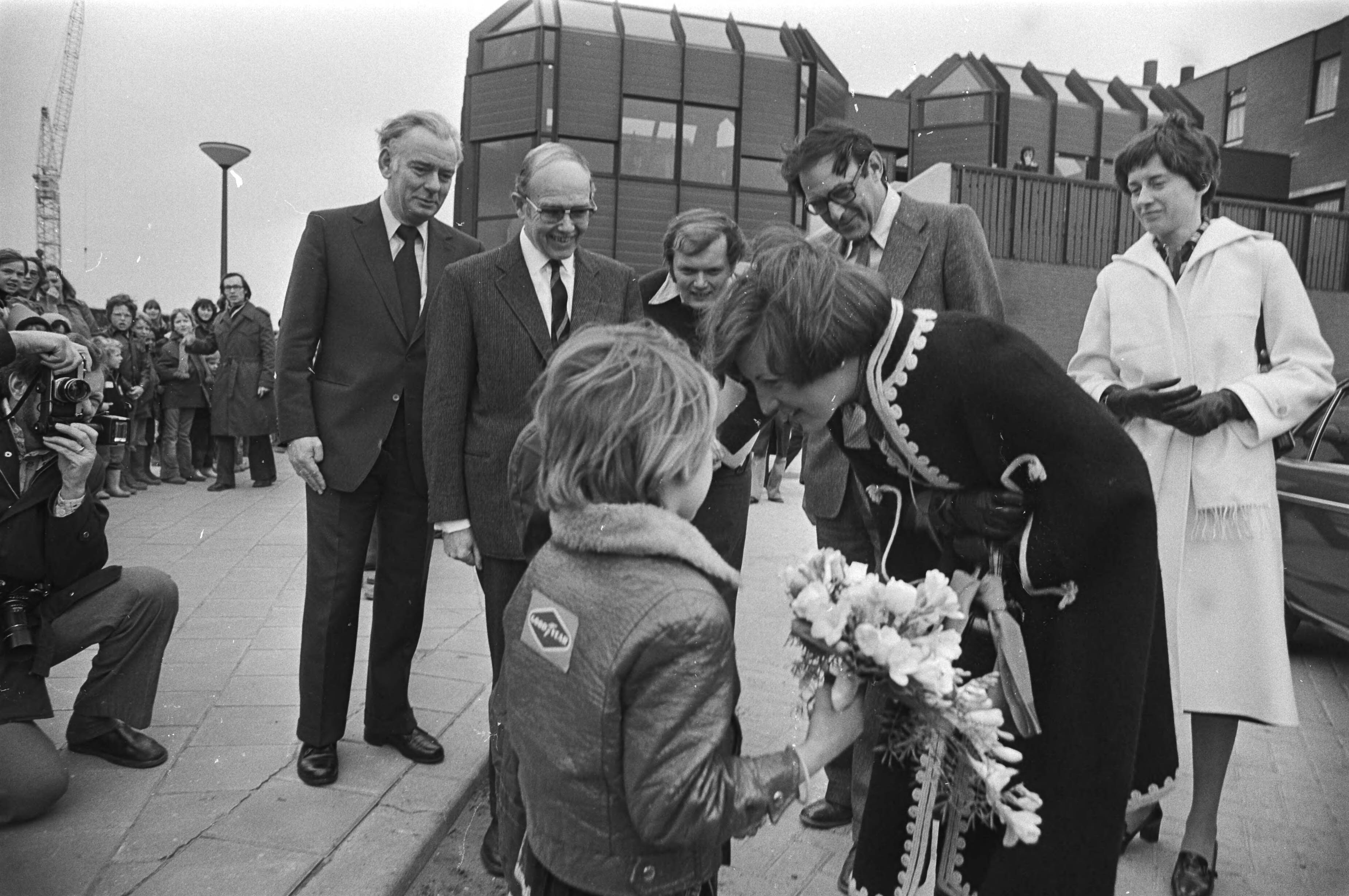 Prinses Margriet plant met scholieren een boom op de boomfeestdag in Almere Haven — Prinses Margriet ontvangt bloemen bij aankomst — Foto: Suyk, Koen / Anefo. Licentie: Set B: Rechtenvrij / Publiek Domein. Bron: Nationaal Archief. http://hdl.handle.net/10648/ac979f32-d0b4-102d-bcf8-003048976d84