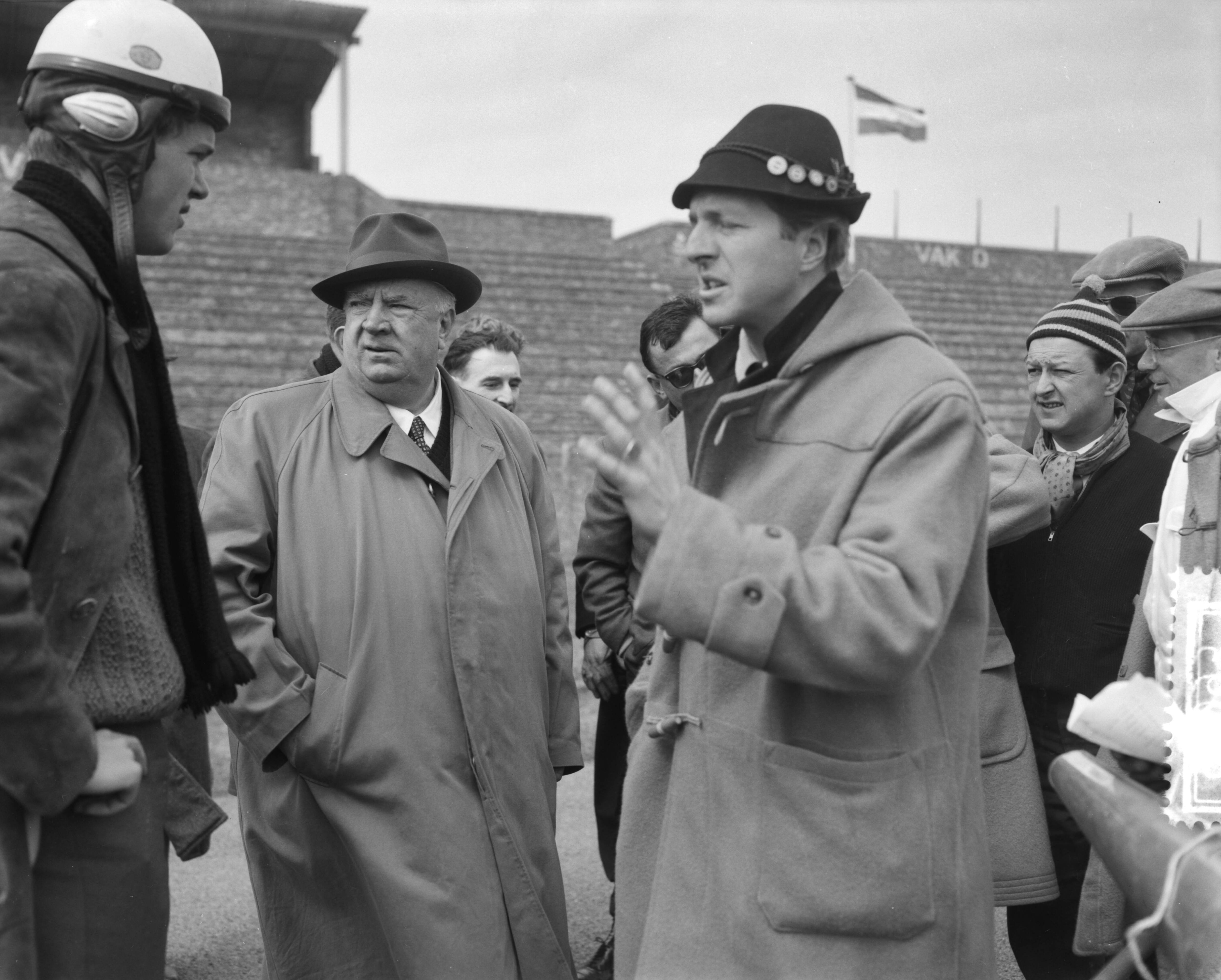 Fotocollectie Anefo — Coureurscursus door Wolfgang Graf Berghe von Trips en Alfred Neubauer op het circuit van Zandvoort — Foto: Bilsen, Joop van / Anefo. Licentie: Set B: Rechtenvrij / Publiek Domein. Bron: Nationaal Archief. http://hdl.handle.net/10648/a97a3fda-d0b4-102d-bcf8-003048976d84