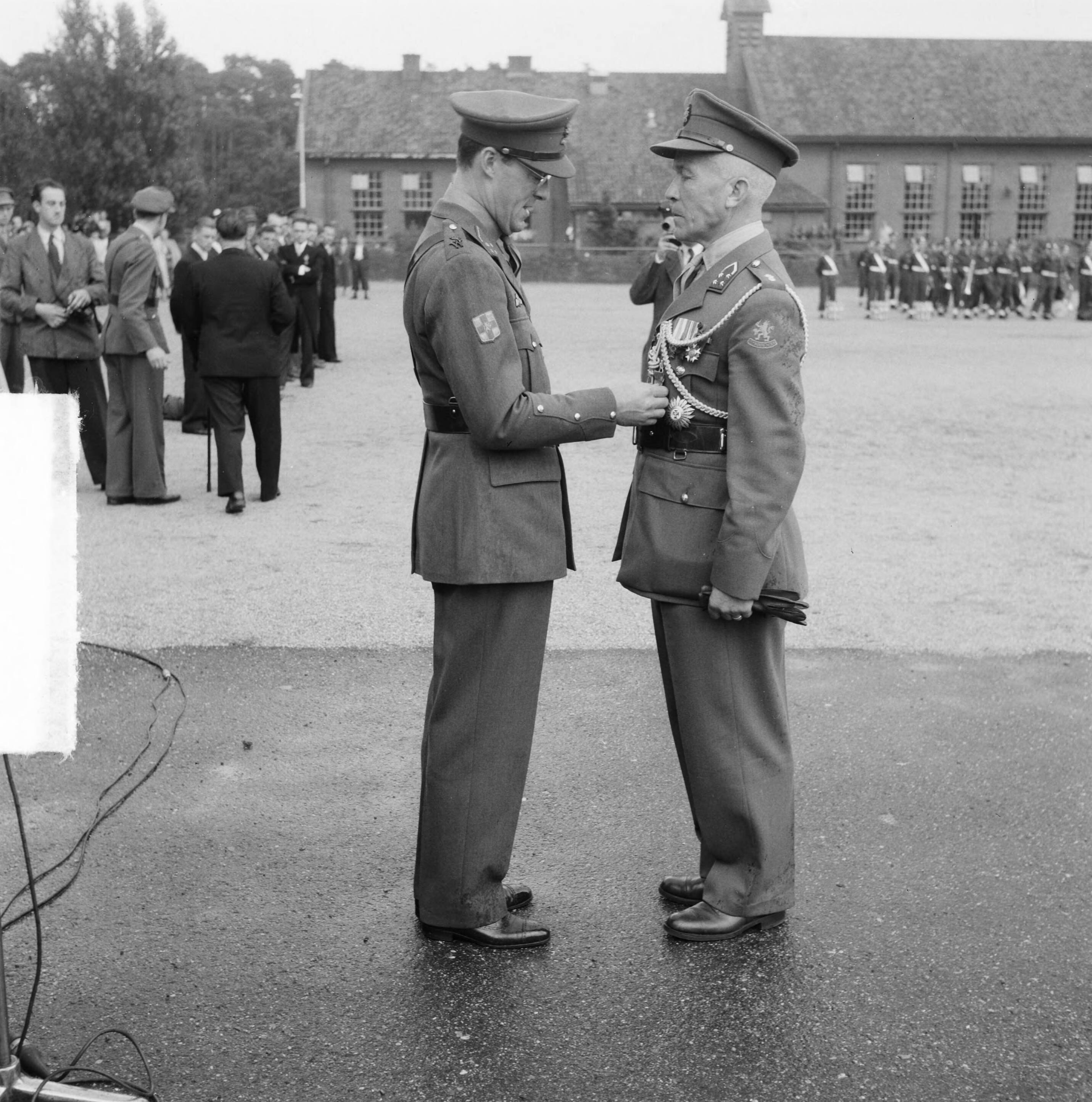 Fotocollectie Anefo — [een generaal-majoor ontvangt een onderscheiding. Prins Bernhard heeft de versierselen opgespeld — Foto: Noske, J.D. / Anefo. Licentie: Set B: Rechtenvrij / Publiek Domein. Bron: Nationaal Archief. http://hdl.handle.net/10648/a8dc81aa-d0b4-102d-bcf8-003048976d84