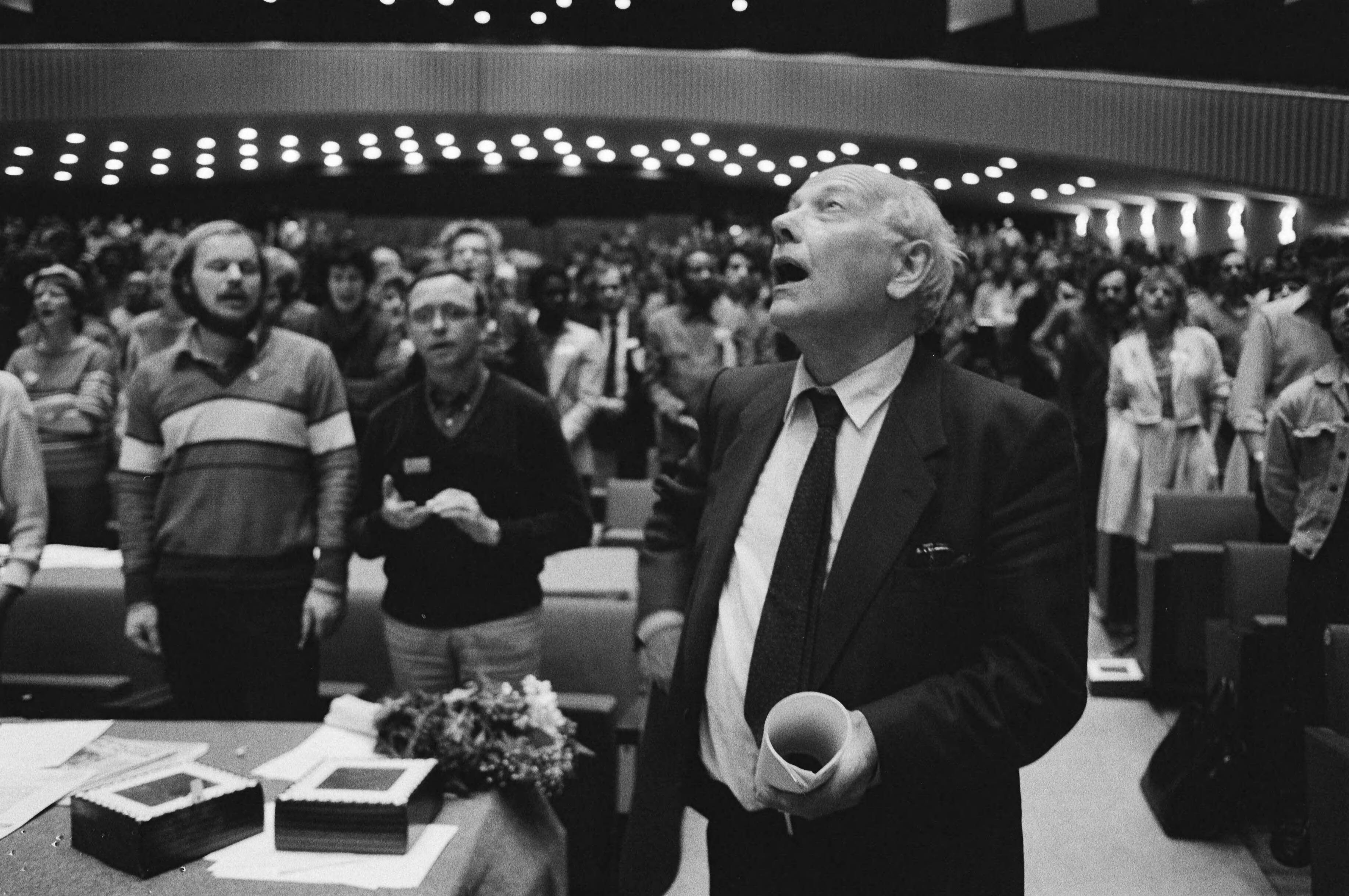 Congres van de PvdA in Den Haag — Den Uyl zingt de Internationale mee — Foto: Croes, Rob C. / Anefo. Licentie: Set B: Rechtenvrij / Publiek Domein. Bron: Nationaal Archief. http://hdl.handle.net/10648/ad28737c-d0b4-102d-bcf8-003048976d84
