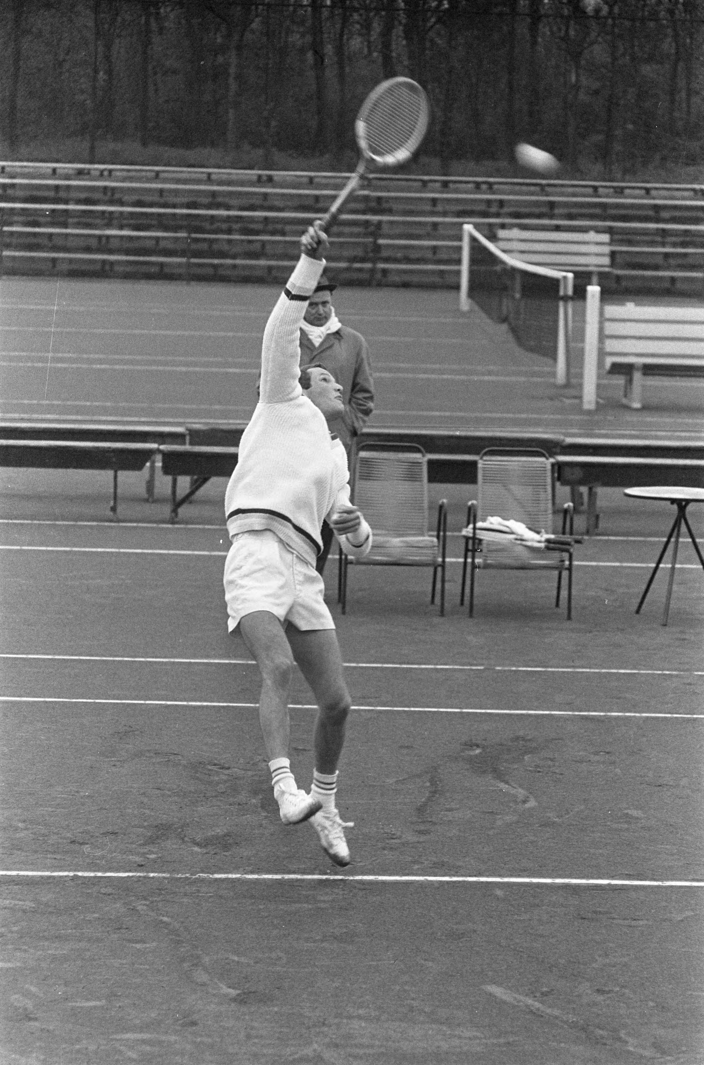 Fotocollectie Anefo — Tennis. Nederland tegen Oostenrijk. Tom Okker in actie in zijn partij tegen Ernst Blanke — Foto: Koch, Eric / Anefo. Licentie: Set B: Rechtenvrij / Publiek Domein. Bron: Nationaal Archief. http://hdl.handle.net/10648/aa6624cc-d0b4-102d-bcf8-003048976d84