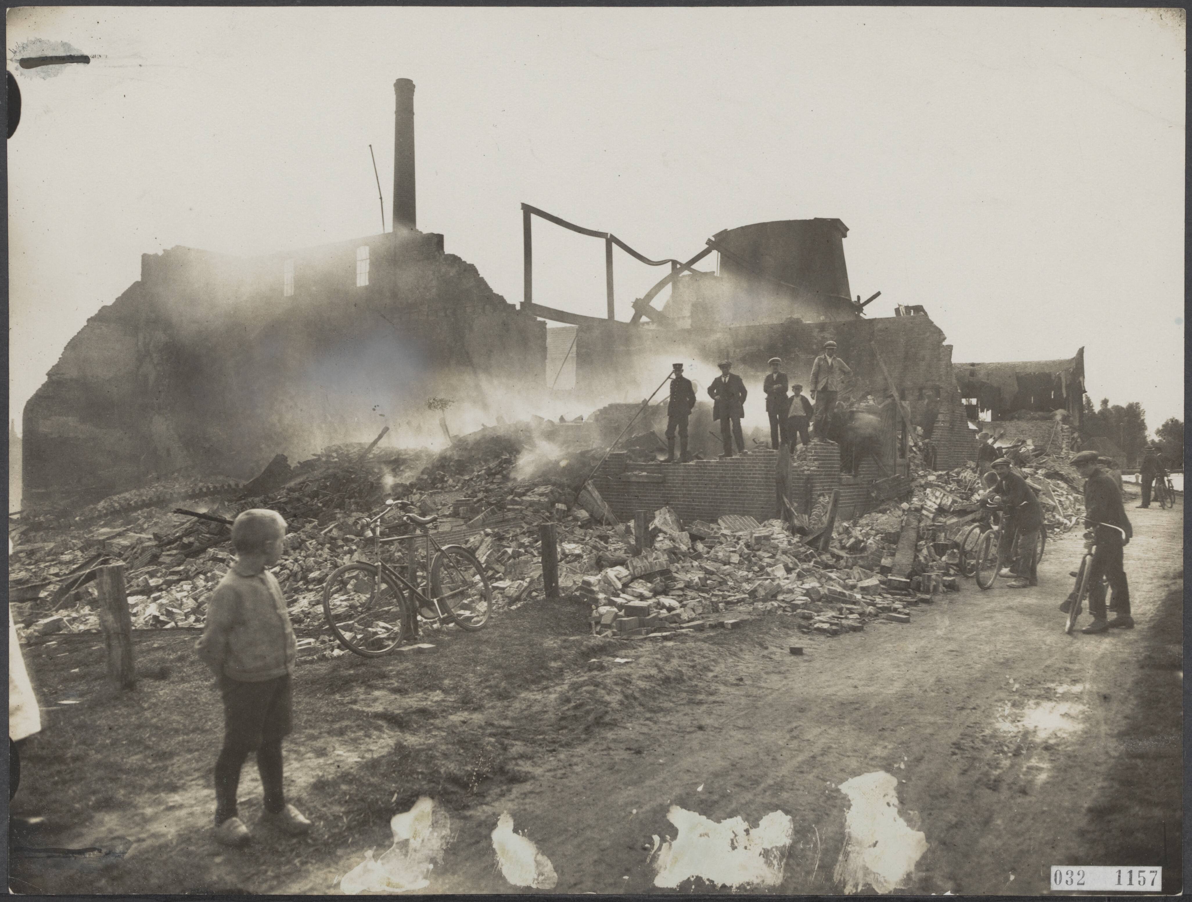 Fotocollectie Elsevier Binnenland — Brand in de fabriek van Blonk & Zonen te Leidschendam — Foto: Fotopersbureau "Holland". Licentie: Set B: Rechtenvrij / Publiek Domein. Bron: Nationaal Archief. http://hdl.handle.net/10648/ade56720-d0b4-102d-bcf8-003048976d84