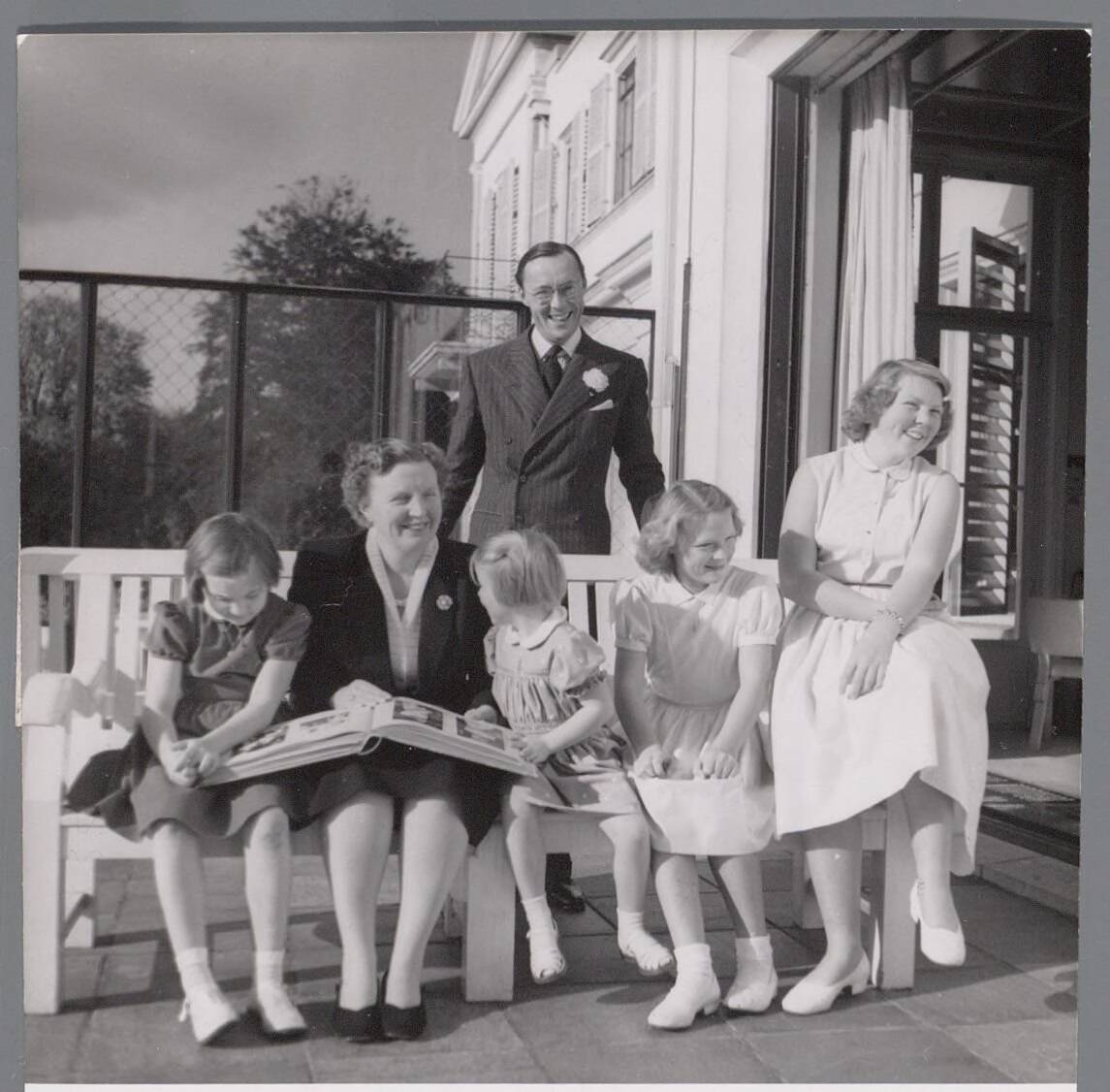 Fotocollectie RVD / Koninklijk Huis — Koningin Juliana en prins Bernhard met de prinsessen Beatrix, Irene, Margriet en Marijke foto's aan het kijken — Foto: Onbekend / RVD. Licentie: Set B: Rechtenvrij / Publiek Domein. Bron: Nationaal Archief. http://hdl.handle.net/10648/afac3e1c-d0b4-102d-bcf8-003048976d84