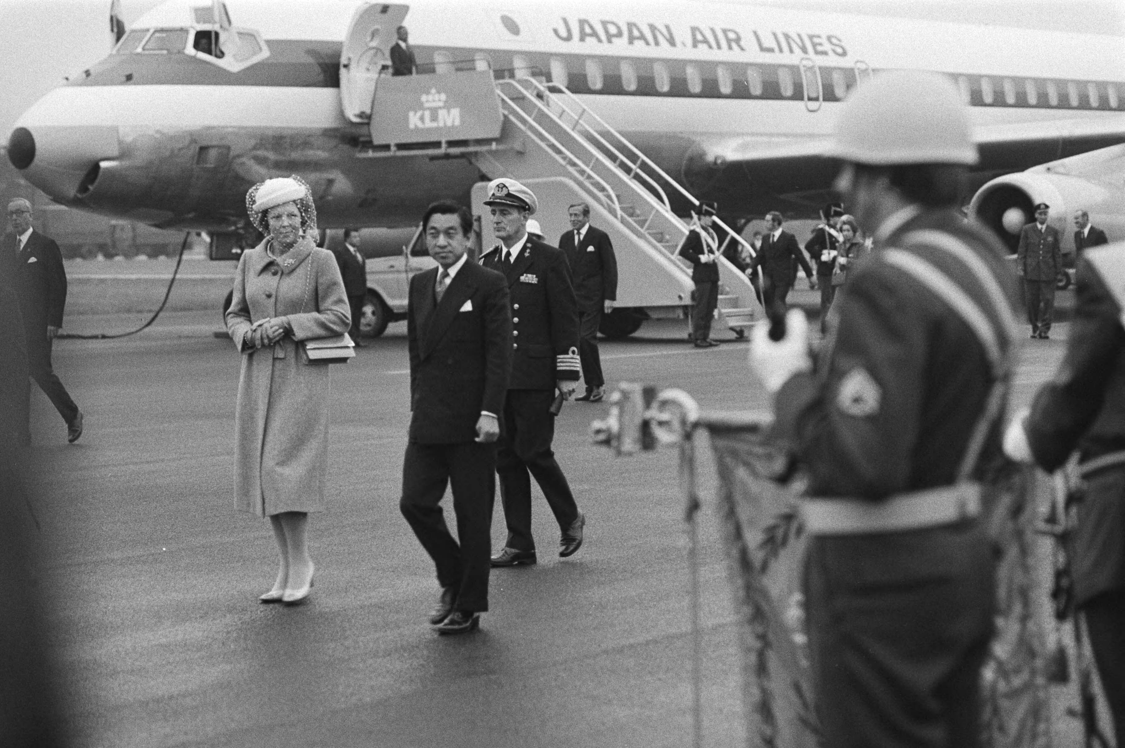 Staatsbezoek van het kroonprinselijk paar van Japan aan Nederland — Aankomst op vliegbasis Soesterberg; prinses Beatrix (l) en kroonprins Akihito inspecteren de erewacht — Foto: Suyk, Koen / Anefo. Licentie: Set B: Rechtenvrij / Publiek Domein. Bron: Nationaal Archief. http://hdl.handle.net/10648/acd242cc-d0b4-102d-bcf8-003048976d84