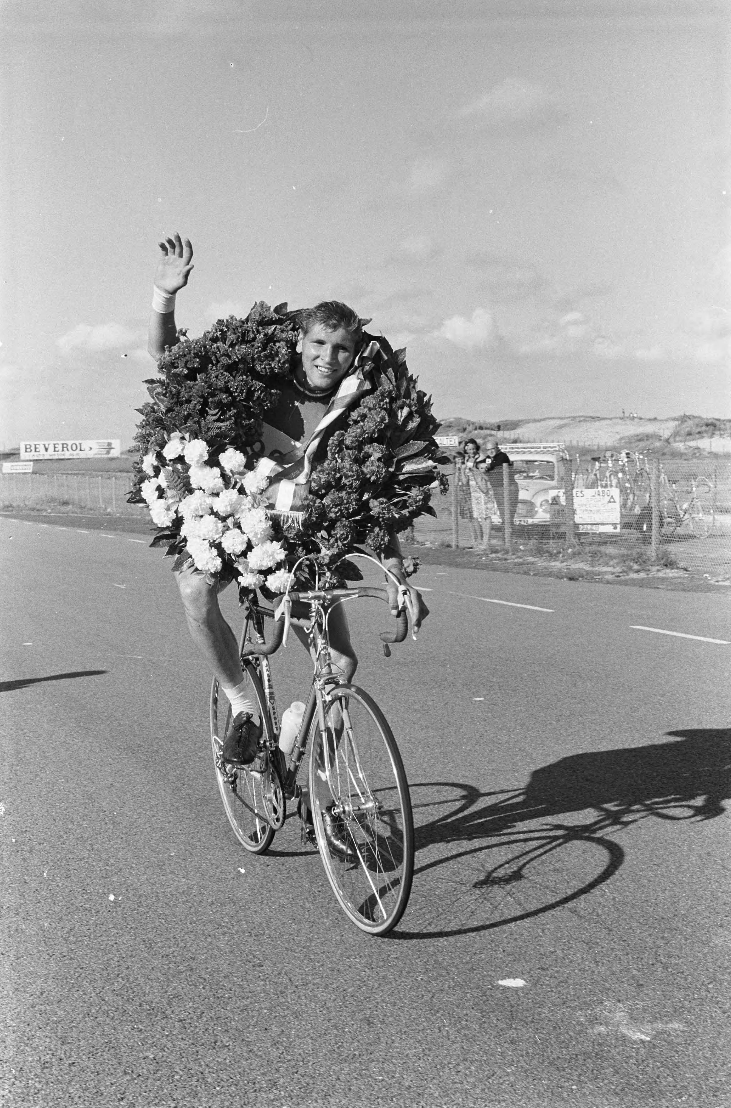 Fotocollectie Anefo — Wielrennen circuit op Zandvoort ( Cor Schuuring ) — Foto: Pot, Harry / Anefo. Licentie: Set B: Rechtenvrij / Publiek Domein. Bron: Nationaal Archief. http://hdl.handle.net/10648/aa126dc8-d0b4-102d-bcf8-003048976d84