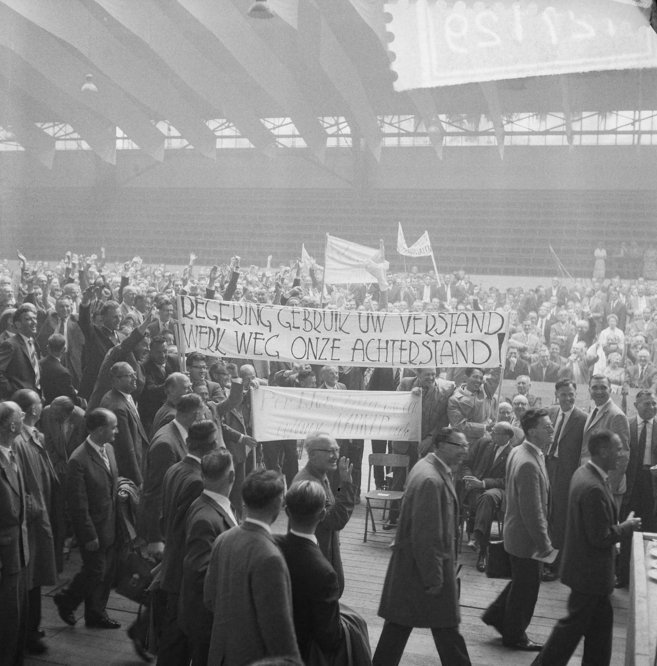 Fotocollectie Anefo — Protestbijeenkomst belastingambtenaren in de Houtrusthallen te Den Haag — Foto: Lindeboom, Henk / Anefo. Licentie: Set B: Rechtenvrij / Publiek Domein. Bron: Nationaal Archief. http://hdl.handle.net/10648/a9dbd29a-d0b4-102d-bcf8-003048976d84