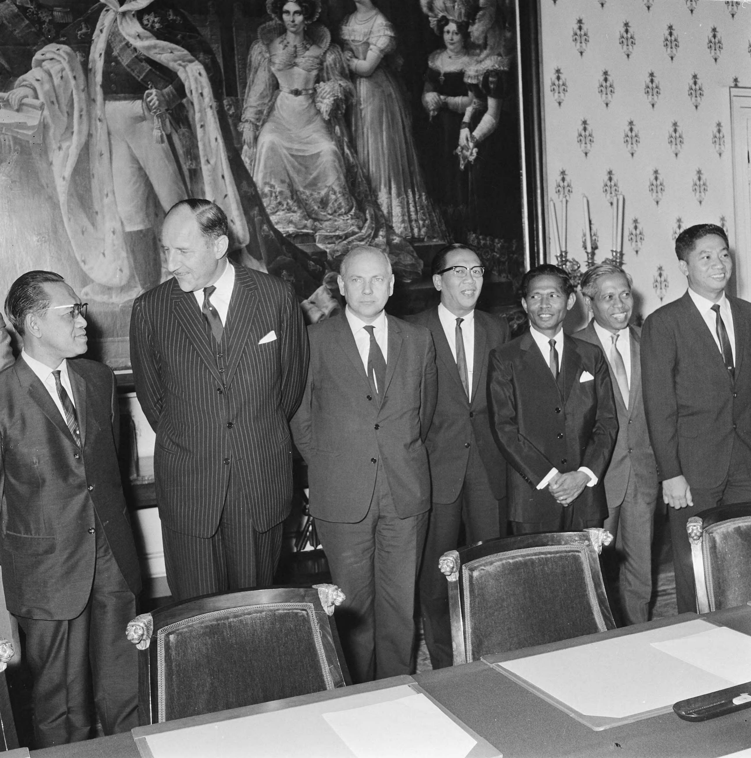 Nederland-Indonesië besprekingen te Den Haag — Aanvang van de vergadering met ondermeer Minister A.Vondeling, Sultan Hamengkoe Buwone en Minister J. Luns en Minister J. Den Uyl — Foto: Voets, Jan / Anefo. Licentie: Set B: Rechtenvrij / Publiek Domein. Bron: Nationaal Archief. http://hdl.handle.net/10648/aafb6c58-d0b4-102d-bcf8-003048976d84