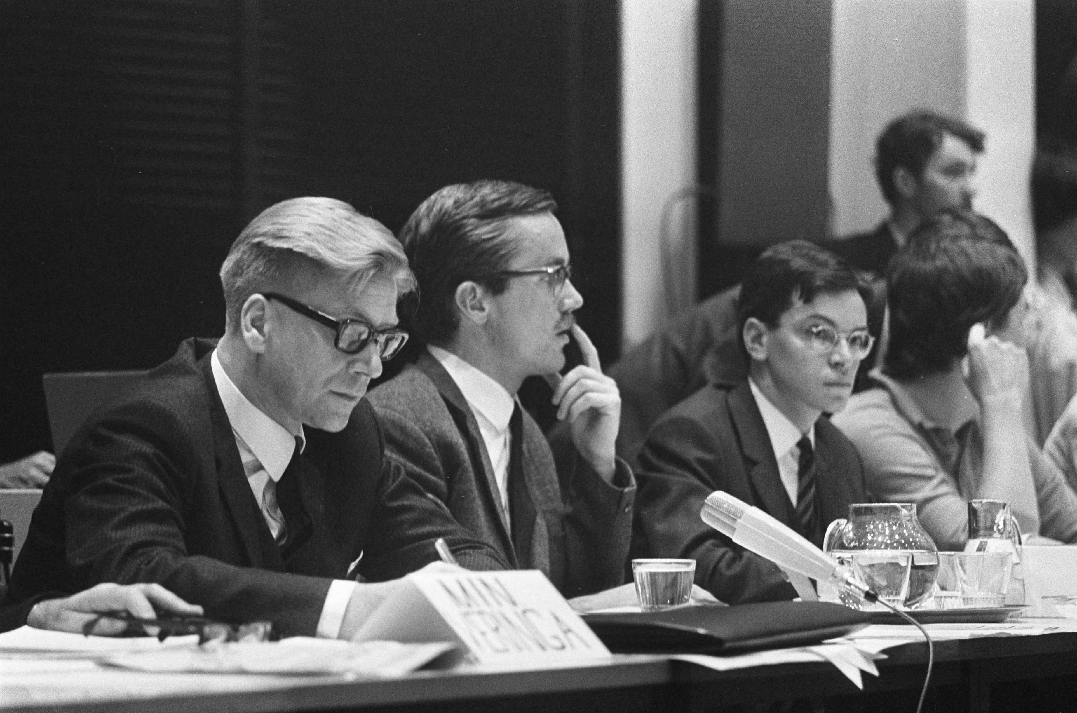 Fotocollectie Anefo — Open debat tussen Nederlandse Studentenraad en minister Veringa te Utrecht. Een overvolle zaal, links minister Veringa — Foto: Kroon, Ron / Anefo. Licentie: Set B: Rechtenvrij / Publiek Domein. Bron: Nationaal Archief. http://hdl.handle.net/10648/ab447bdc-d0b4-102d-bcf8-003048976d84