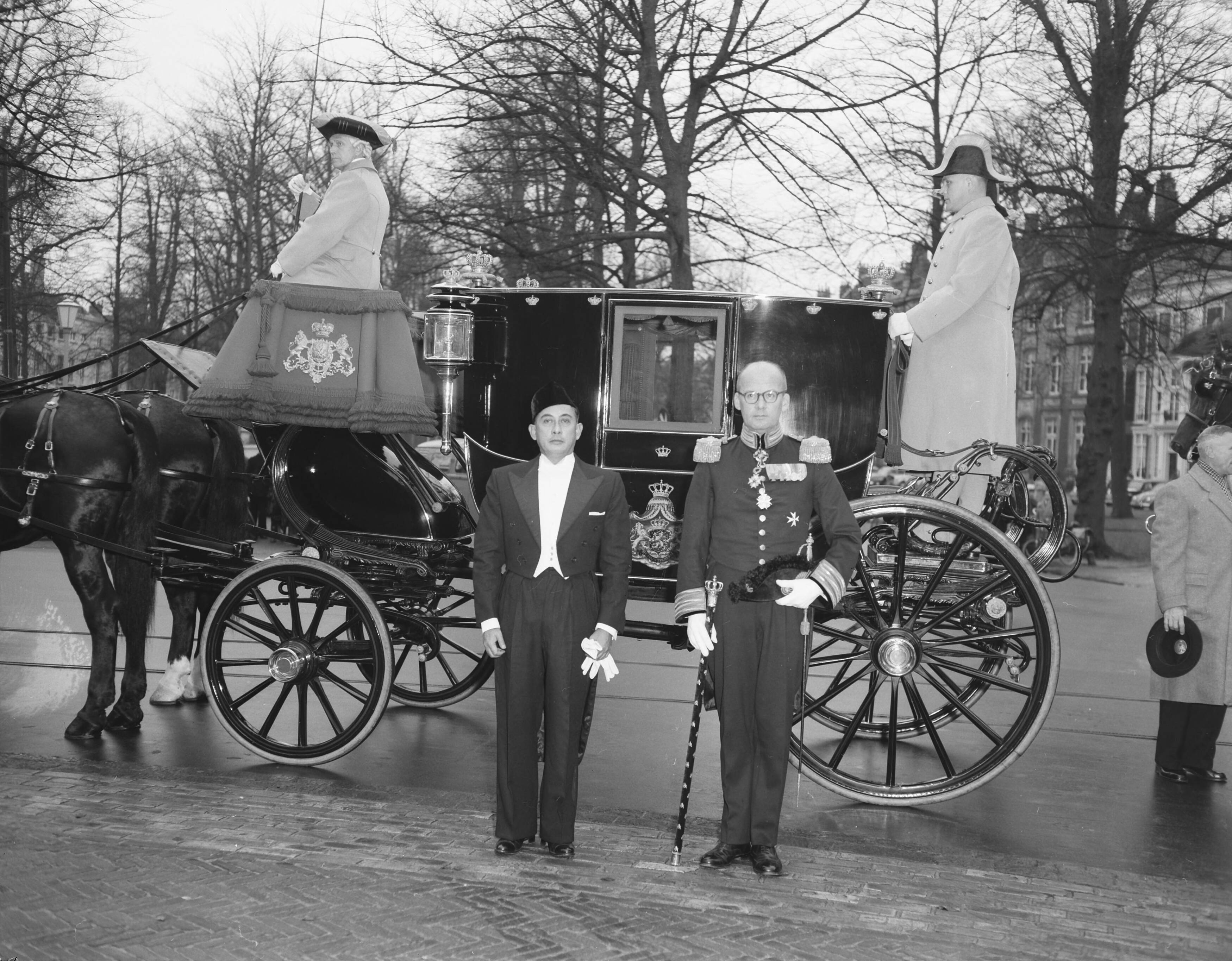 Fotocollectie Anefo — Aanbieding van zijn geloofsbrieven aan koningin Juliana door de ambassadeur van Indonesië, Oetoyo Ramelan — Foto: Pot, Harry / Anefo. Licentie: Set B: Rechtenvrij / Publiek Domein. Bron: Nationaal Archief. http://hdl.handle.net/10648/a93f35c0-d0b4-102d-bcf8-003048976d84
