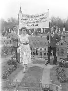 Fotocollectie Anefo — Mej. D. Stoelinga uit Den Haag was de 500.000ste bezoekster van Madurodam. Rechts de directeur van Madurodam ,G.G. Jungerius. De 23-jarige bezoekster won 2 retourtickets voor een vliegreis naar Brussel — Foto: Pot, Harry / Anefo. Licentie: Set B: Rechtenvrij / Publiek Domein. Bron: Nationaal Archief. http://hdl.handle.net/10648/a966e372-d0b4-102d-bcf8-003048976d84