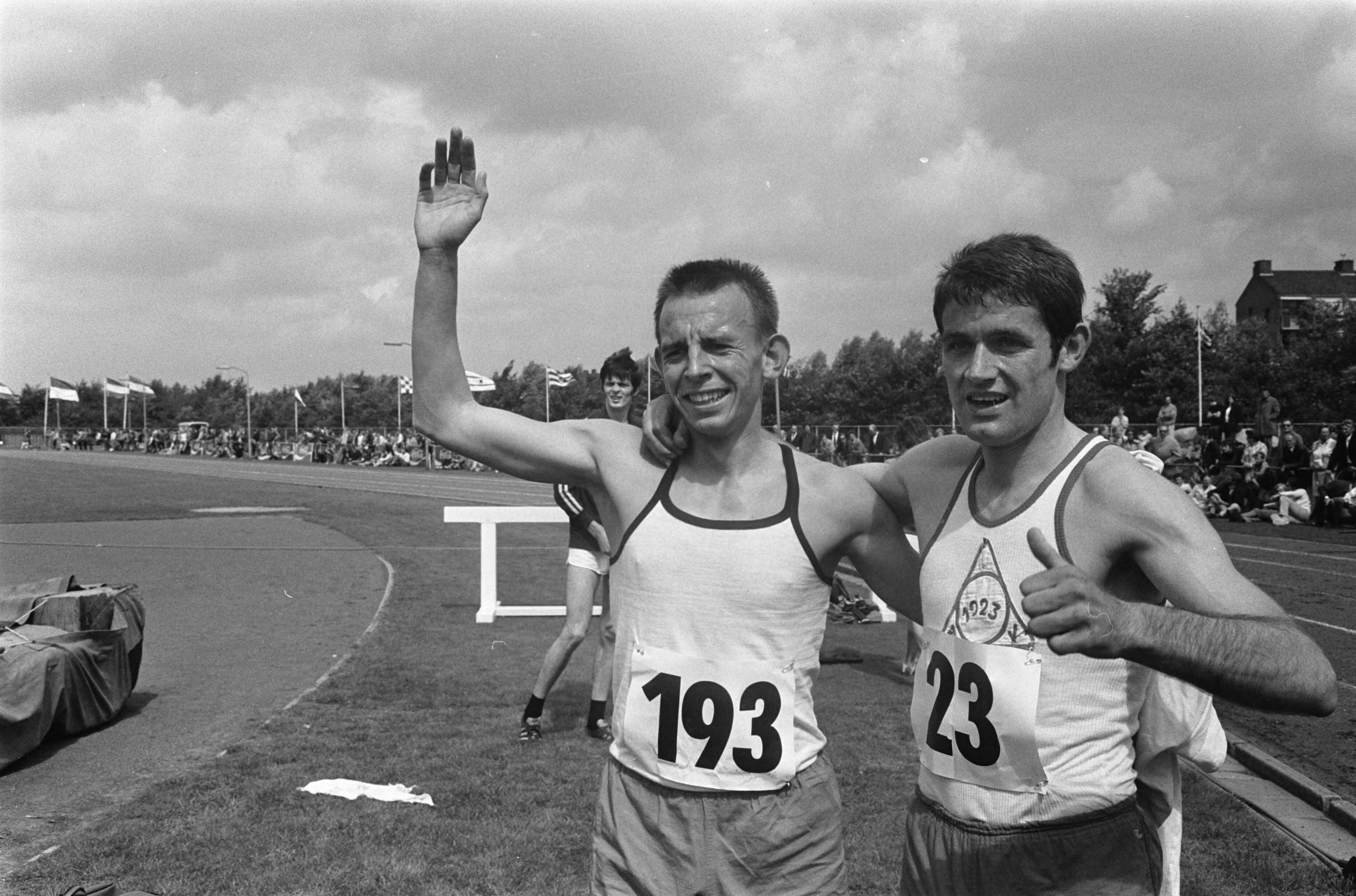 Fotocollectie Anefo — Nationale atletiekkampioenschappen in Haarlem; Harco Scharn (links) en Bram Wassenaar — Foto: Koch, Eric / Anefo. Licentie: Set B: Rechtenvrij / Publiek Domein. Bron: Nationaal Archief. http://hdl.handle.net/10648/ab9dad4c-d0b4-102d-bcf8-003048976d84