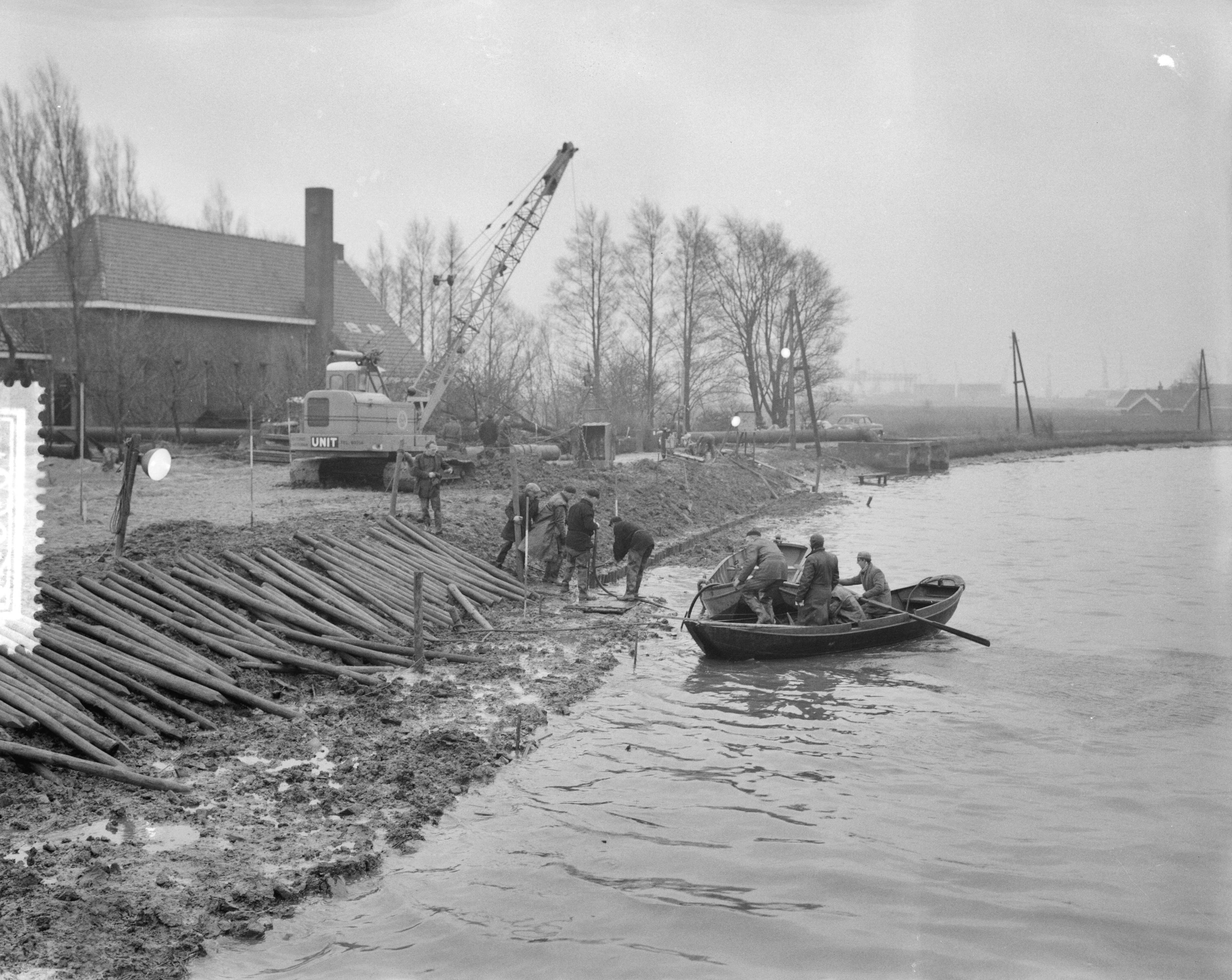 Ramp Tuindorp Oostzaan — Ramp Tuindorp Oostzaan. Rijswerkers in actie — Foto: Rossem, Wim van / Anefo. Licentie: Set B: Rechtenvrij / Publiek Domein. Bron: Nationaal Archief. http://hdl.handle.net/10648/a9a6571e-d0b4-102d-bcf8-003048976d84