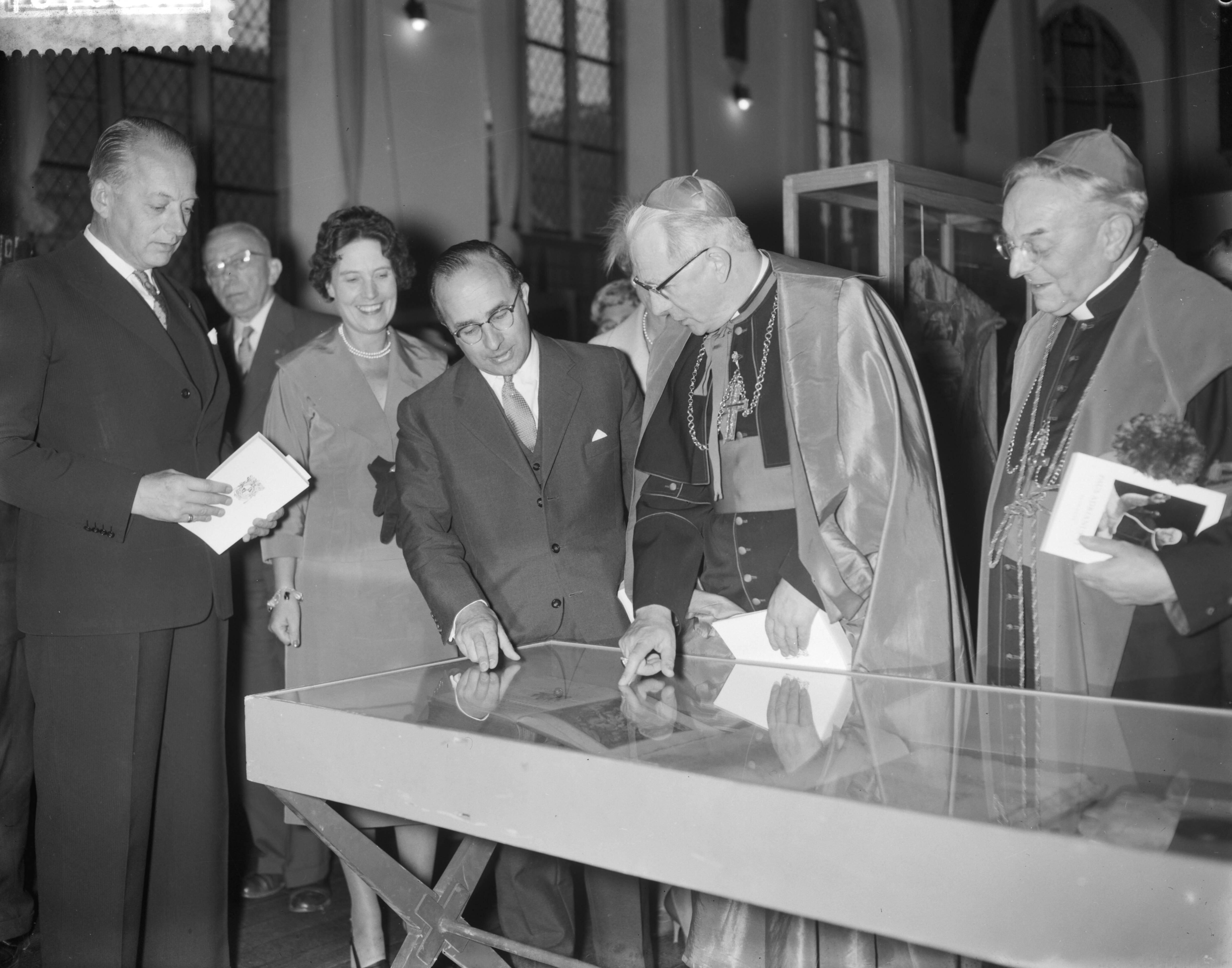 Fotocollectie Anefo — Opening tentoonstelling over "Adrianus IV" door mgr. B. J. Alfrink in het Centraal Museum te Utrecht — Foto: Bilsen, Joop van / Anefo. Licentie: Set B: Rechtenvrij / Publiek Domein. Bron: Nationaal Archief. http://hdl.handle.net/10648/a99ea384-d0b4-102d-bcf8-003048976d84