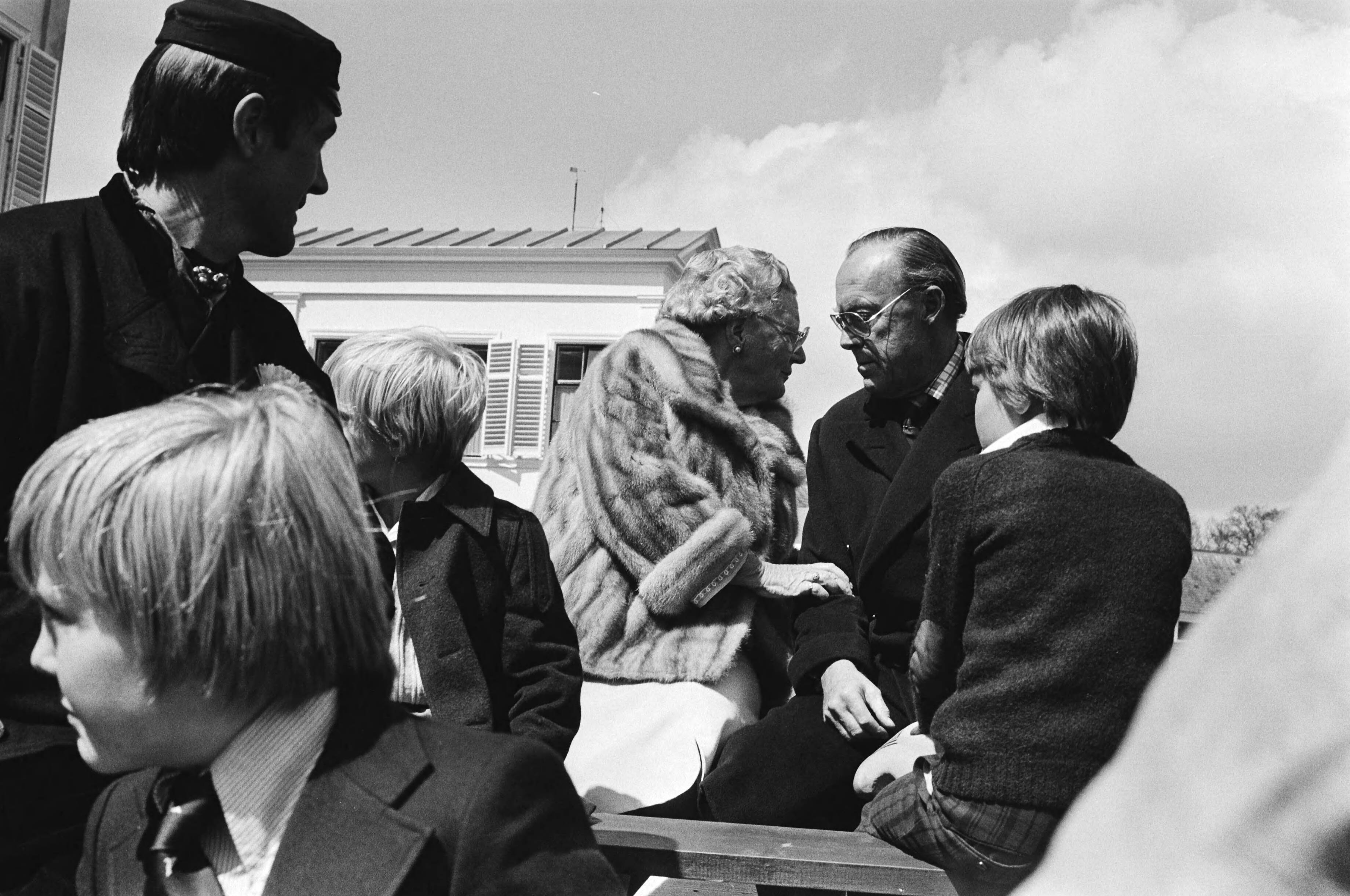 Defilé Soestdijk — koningin Juliana en Prins Bernhard in een boerenwagen — Foto: Croes, Rob C. / Anefo. Licentie: Set B: Rechtenvrij / Publiek Domein. Bron: Nationaal Archief. http://hdl.handle.net/10648/acc9223c-d0b4-102d-bcf8-003048976d84