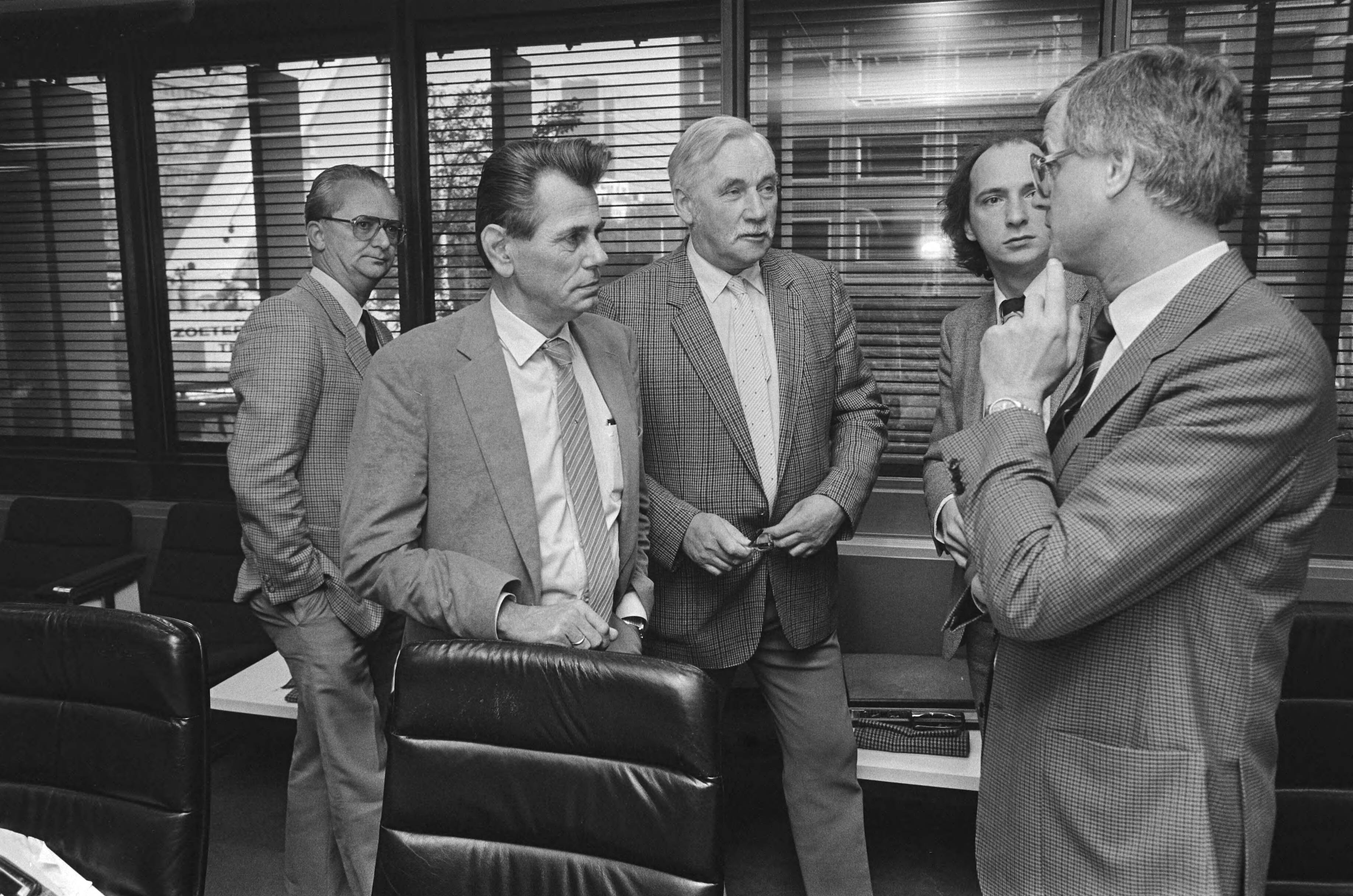 Fotocollectie Anefo — Overleg tussen ambtenaren en minister Rietkerk voortgez in Den Haag — Foto: Croes, Rob C. / Anefo. Licentie: Set B: Rechtenvrij / Publiek Domein. Bron: Nationaal Archief. http://hdl.handle.net/10648/ad3f23e2-d0b4-102d-bcf8-003048976d84
