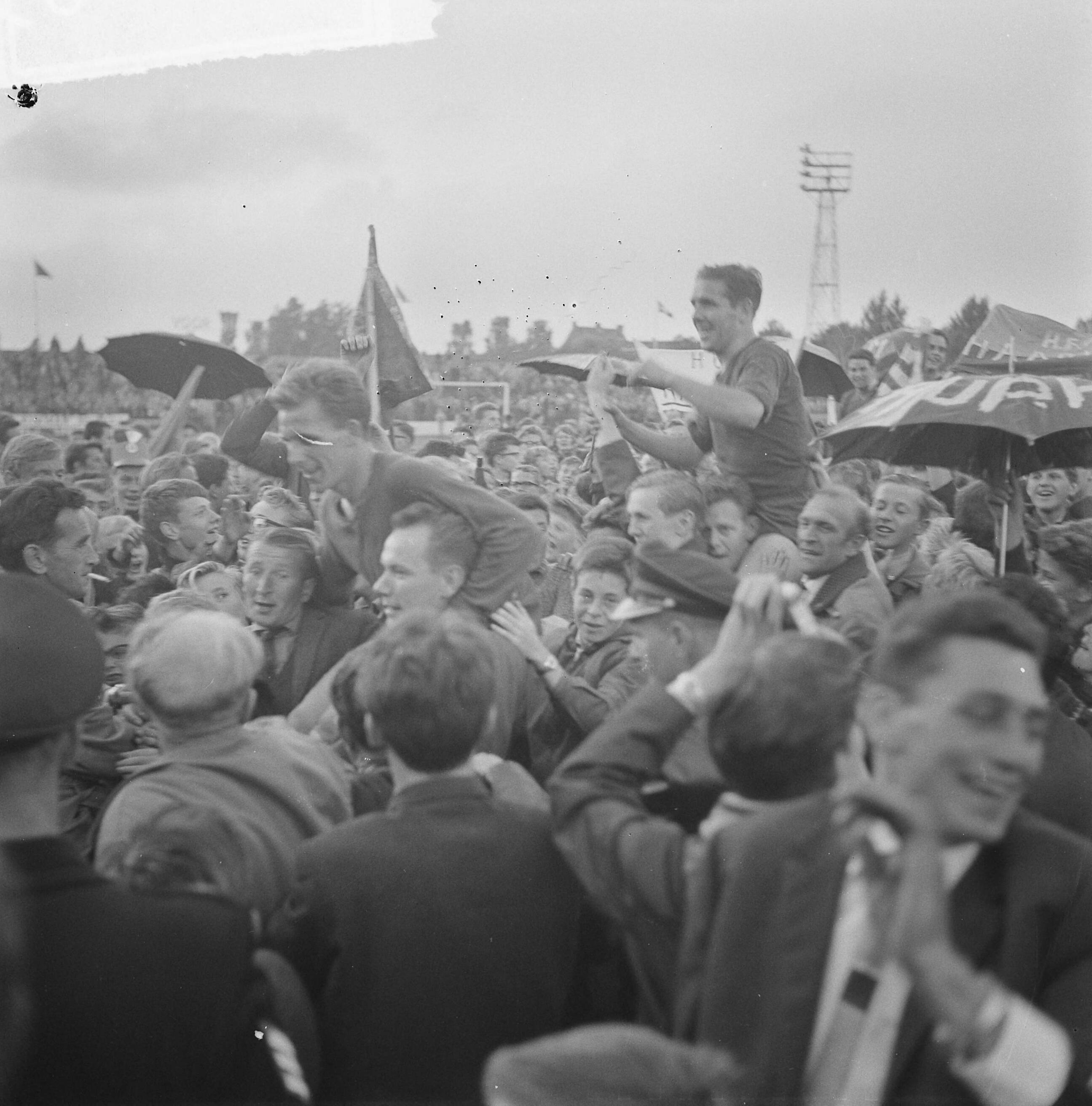 Fotocollectie Anefo — Voetbal. Haarlem kampioen 2e Divisie B door 6-0 overwinning op Wilhelmina. Spelers op de schouders, links Boon rechts Dinkelberg — Foto: Nijs, Jac. de / Anefo. Licentie: Set B: Rechtenvrij / Publiek Domein. Bron: Nationaal Archief. http://hdl.handle.net/10648/aa3af9f0-d0b4-102d-bcf8-003048976d84
