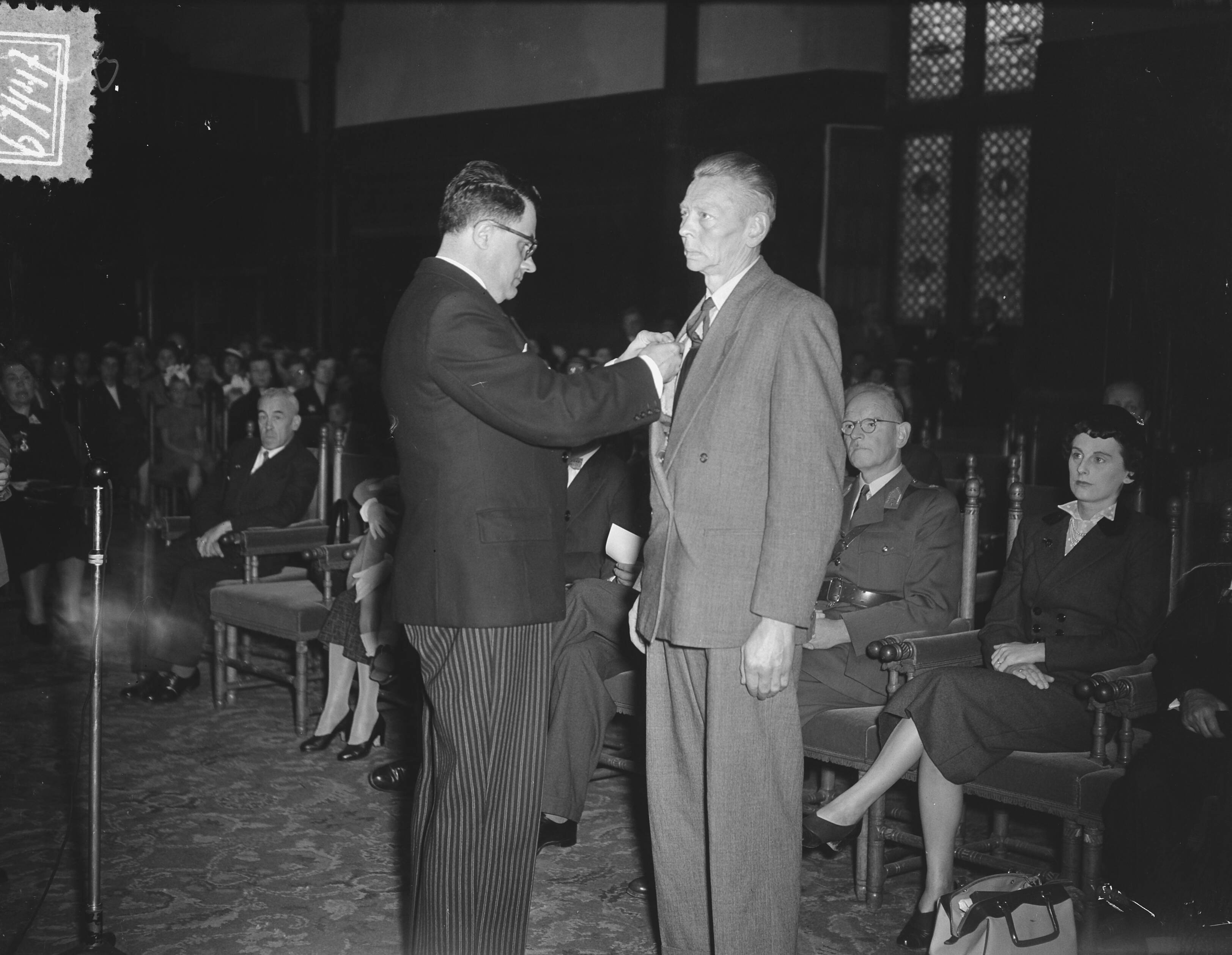 Fotocollectie Anefo — De Belgische ambassadeur E. Graaffe reikt in de Ridderzaal te Den Haag onderscheidingen uit aan 140 Nederlanders — Foto: Bilsen, Joop van / Anefo. Licentie: Set B: Rechtenvrij / Publiek Domein. Bron: Nationaal Archief. http://hdl.handle.net/10648/a92a2540-d0b4-102d-bcf8-003048976d84