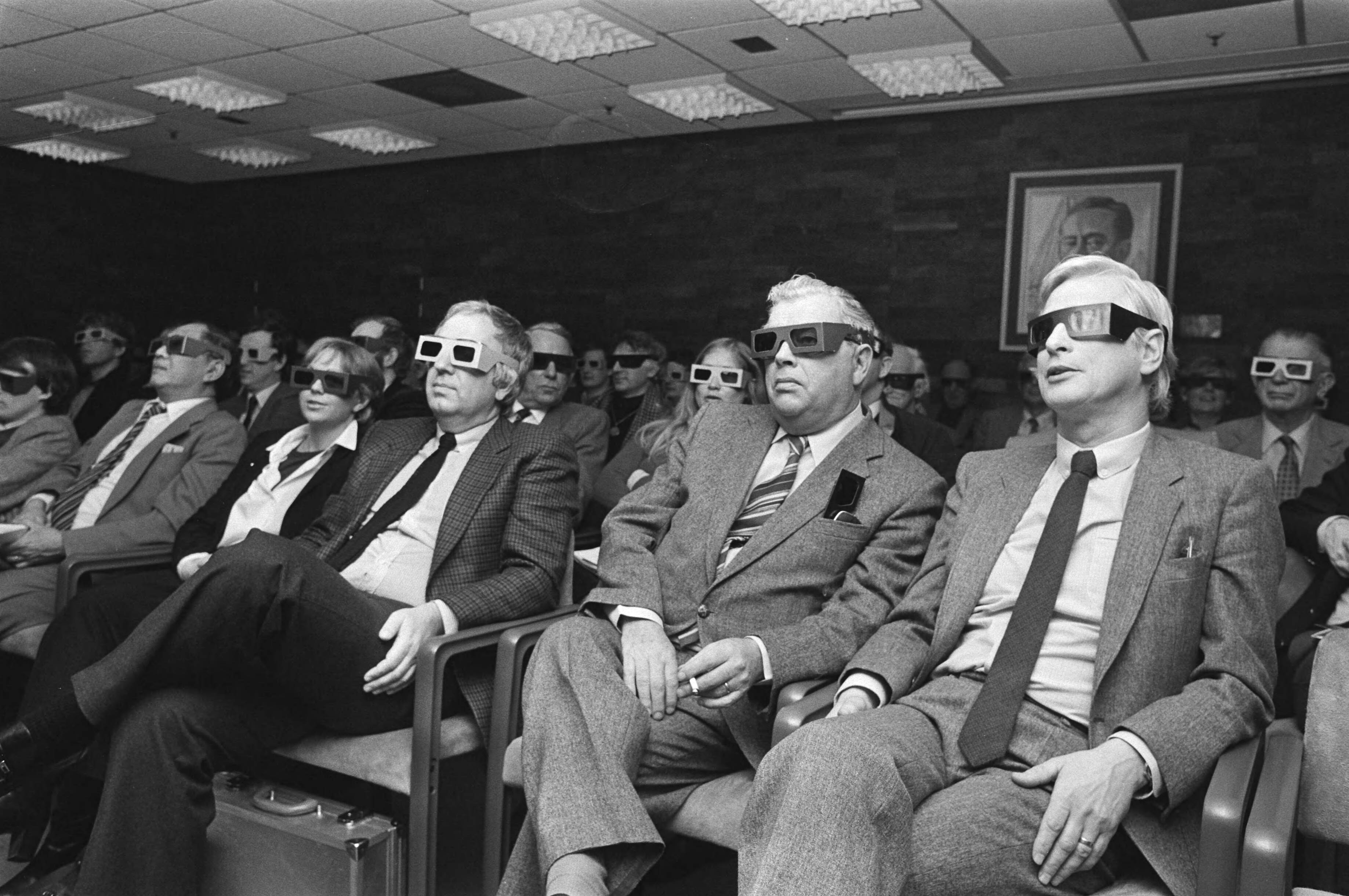 Fotocollectie Anefo — Uitzending in Hilversum voor pers eerste driedimensionale tv-programma dat 28 februari op Ned-1 te zien zal zijn. Tan, Herbst, Enkelaar, Spoor — Foto: Bogaerts, Rob / Anefo. Licentie: Set B: Rechtenvrij / Publiek Domein. Bron: Nationaal Archief. http://hdl.handle.net/10648/ad10cff6-d0b4-102d-bcf8-003048976d84