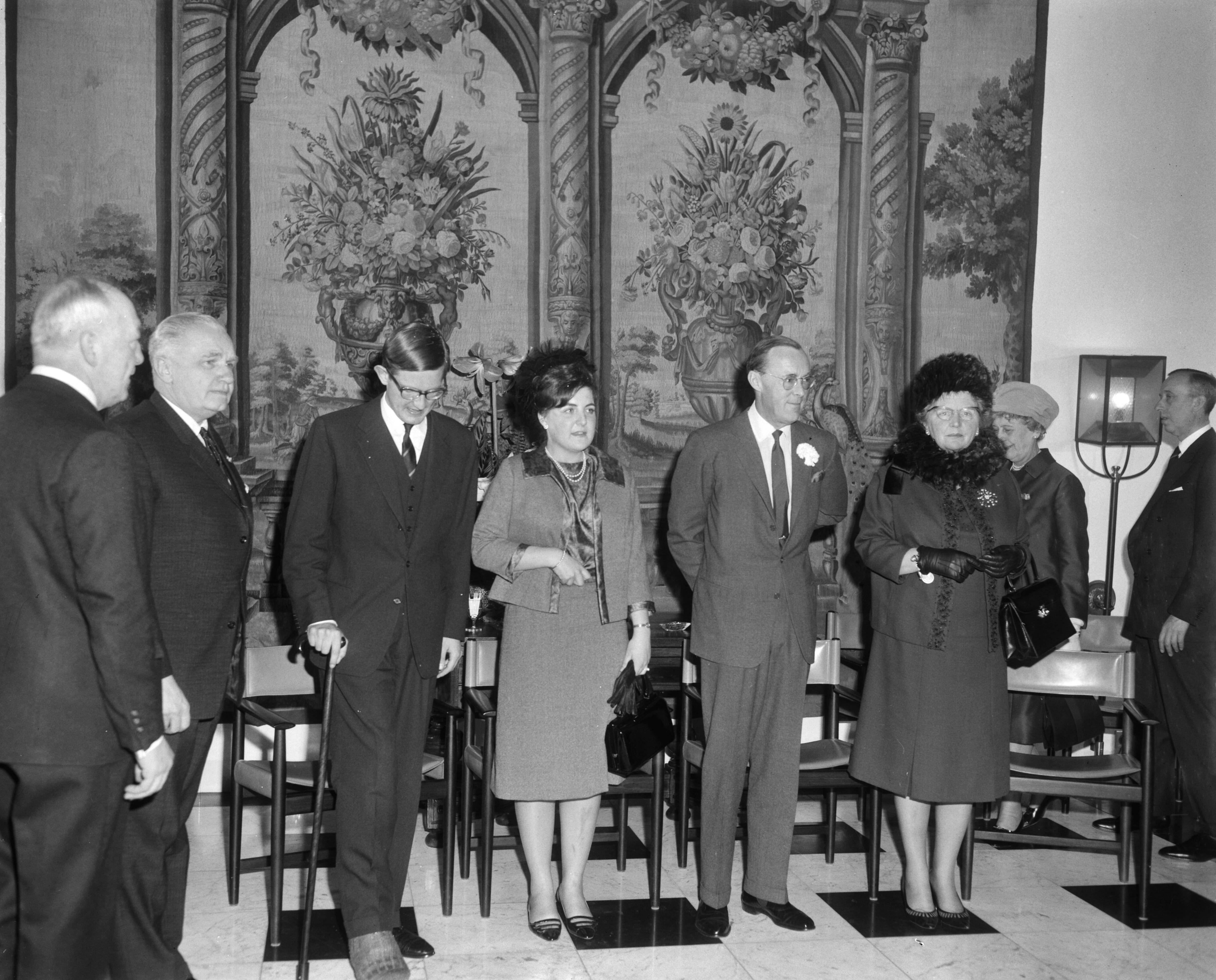 Verloofde paar prinses Margriet en Pieter van Vollenhoven in Den Haag — Verloofde paar in Den Haag , Koningin, Prins en verloofde paar luisteren naar gelukwensen van de voorzitter van de Eerste Kamer — Foto: Bilsen, Joop van / Anefo. Licentie: Set B: Rechtenvrij / Publiek Domein. Bron: Nationaal Archief. http://hdl.handle.net/10648/aa98b2fc-d0b4-102d-bcf8-003048976d84