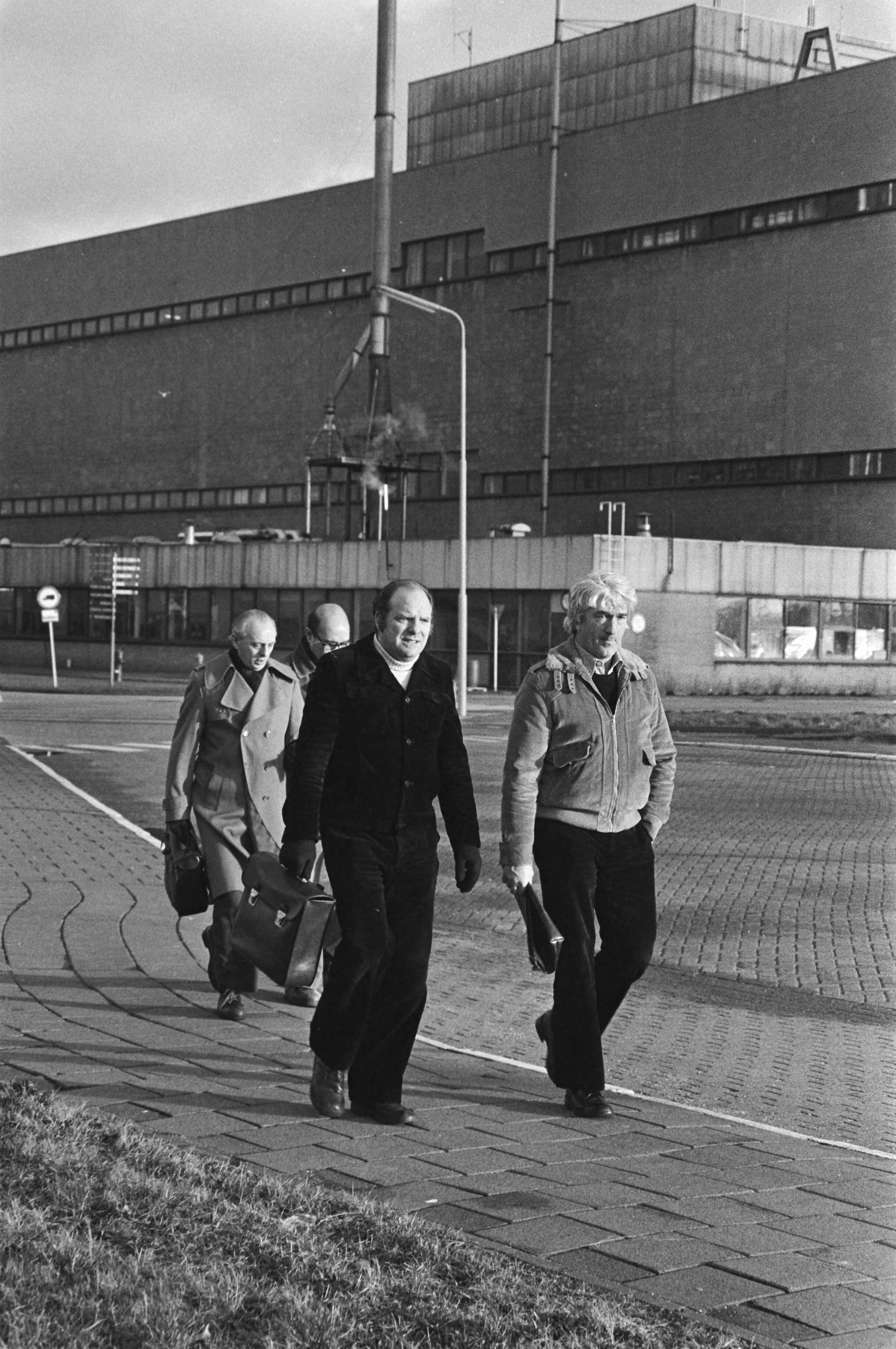 Bredase vestiging van Enka-kunstvezel concern gaat sluiten — Werknemers verlaten de fabriek — Foto: Dijk, Hans van / Anefo. Licentie: Set B: Rechtenvrij / Publiek Domein. Bron: Nationaal Archief. http://hdl.handle.net/10648/acf2f5da-d0b4-102d-bcf8-003048976d84