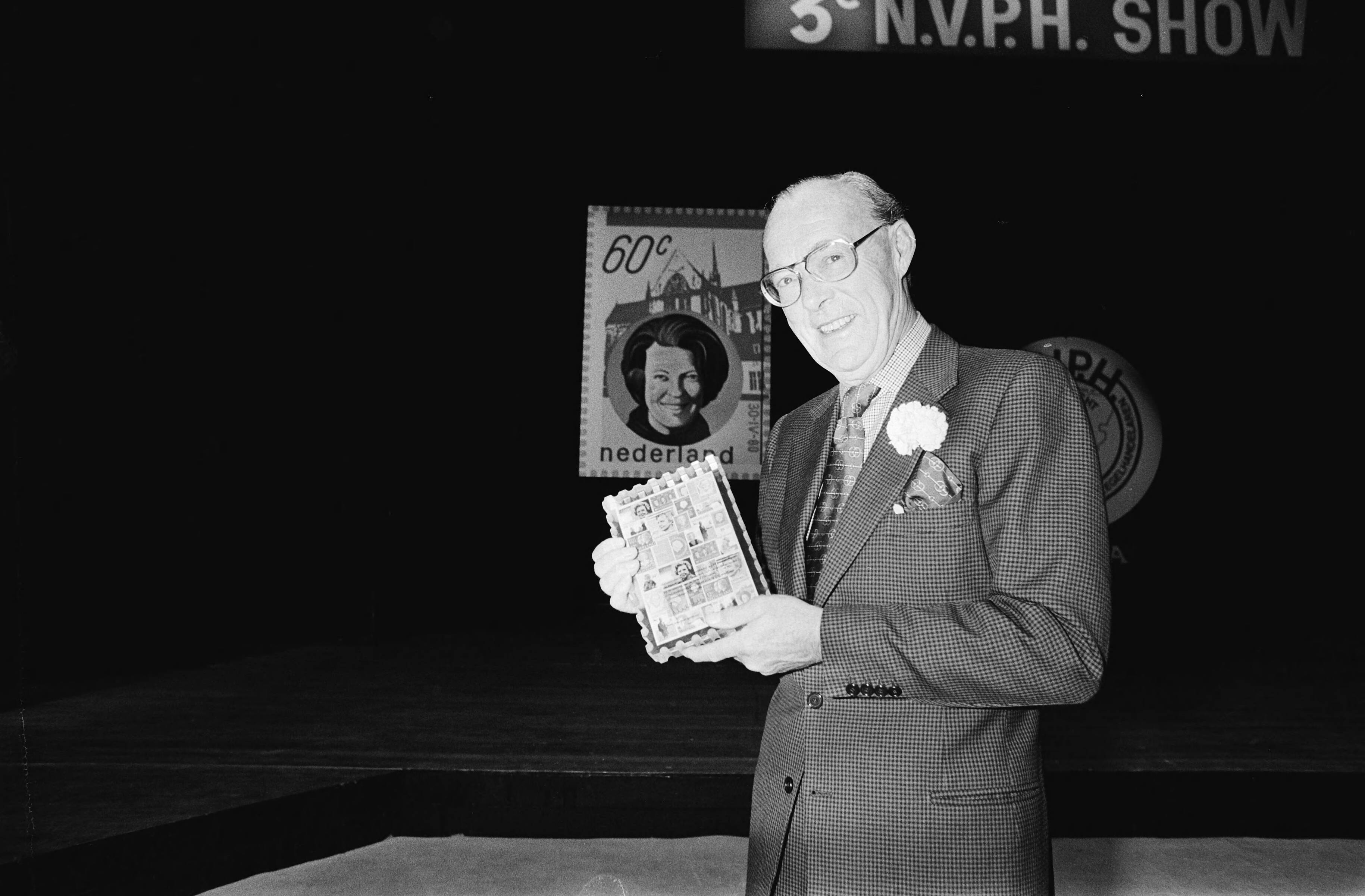 Fotocollectie Anefo — Prins Bernhard opent postzegeltentoonstelling te Den Haag ; Prins Bernhard met Koninklijke postzegels — Foto: Suyk, Koen / Anefo. Licentie: Set B: Rechtenvrij / Publiek Domein. Bron: Nationaal Archief. http://hdl.handle.net/10648/acdfbe52-d0b4-102d-bcf8-003048976d84
