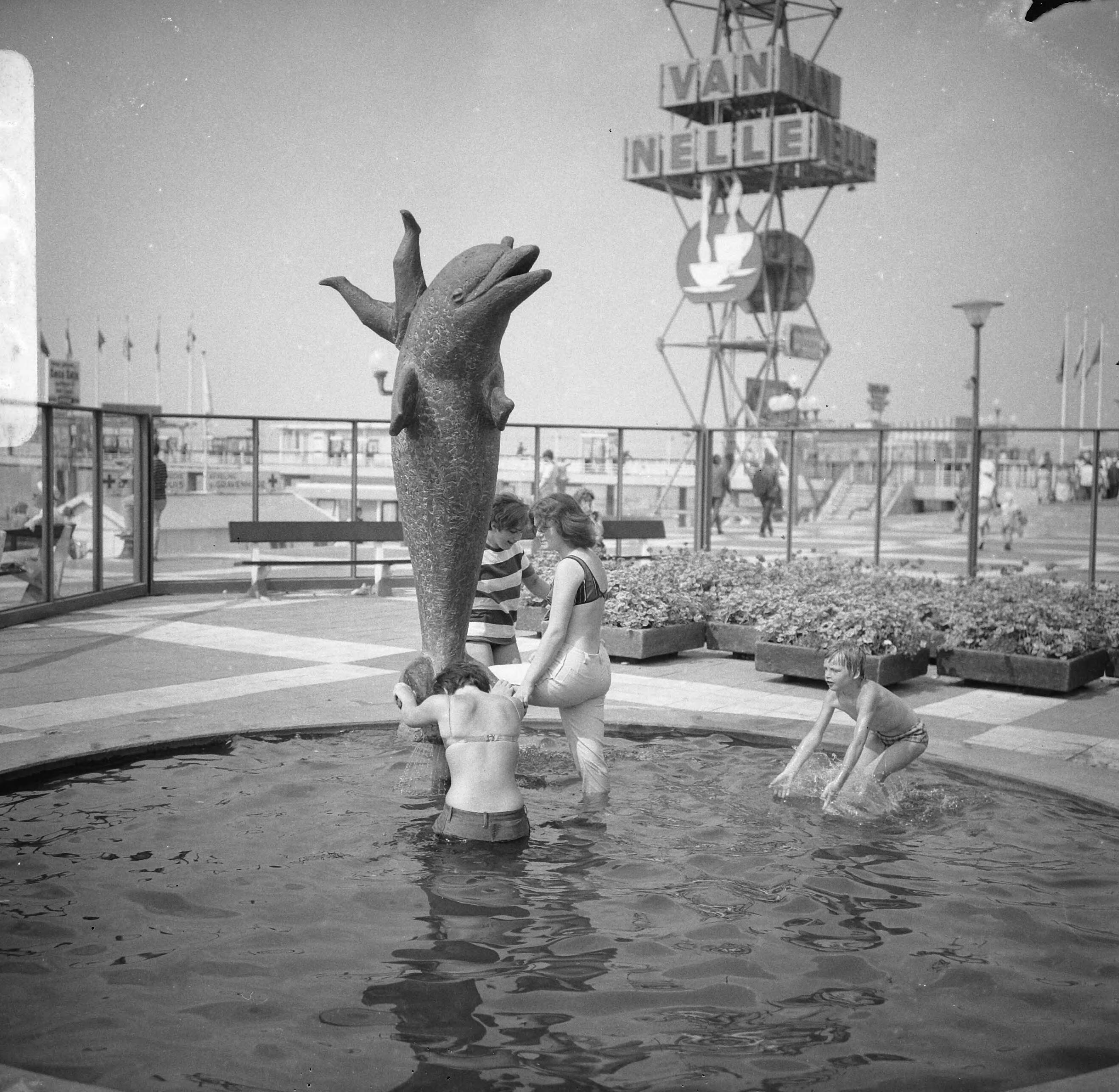 Fotocollectie Anefo — Flipper op boulevard Scheveningen — Foto: Nijs, Jac. de / Anefo. Licentie: Set B: Rechtenvrij / Publiek Domein. Bron: Nationaal Archief. http://hdl.handle.net/10648/aaee2674-d0b4-102d-bcf8-003048976d84