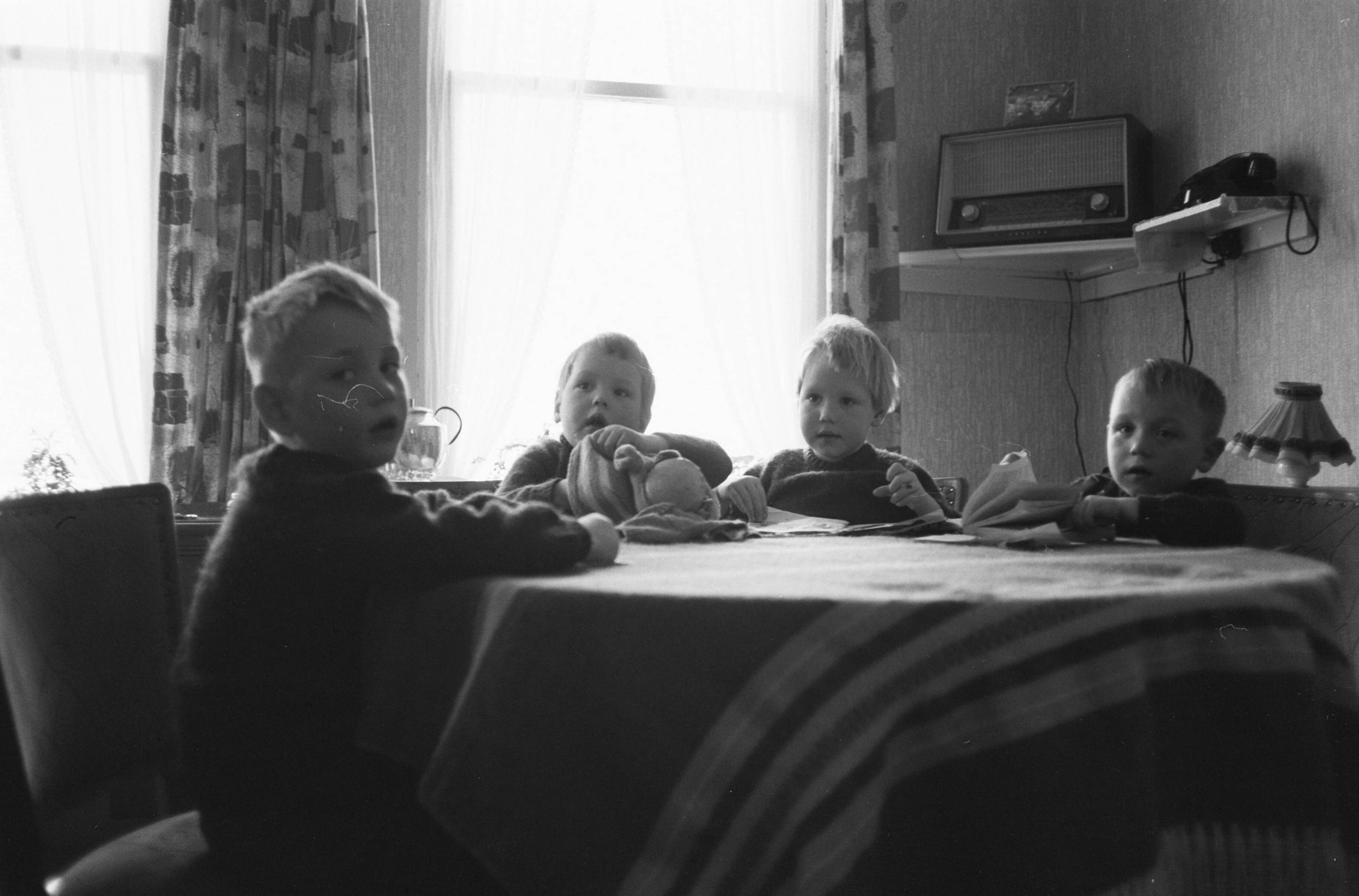 Fotocollectie Anefo — De vierling Lautenbach uit Deinum in Friesland 5-9-1963 5 jaar — Foto: Walta, Winfried / Anefo. Licentie: Set B: Rechtenvrij / Publiek Domein. Bron: Nationaal Archief. http://hdl.handle.net/10648/aa296b18-d0b4-102d-bcf8-003048976d84