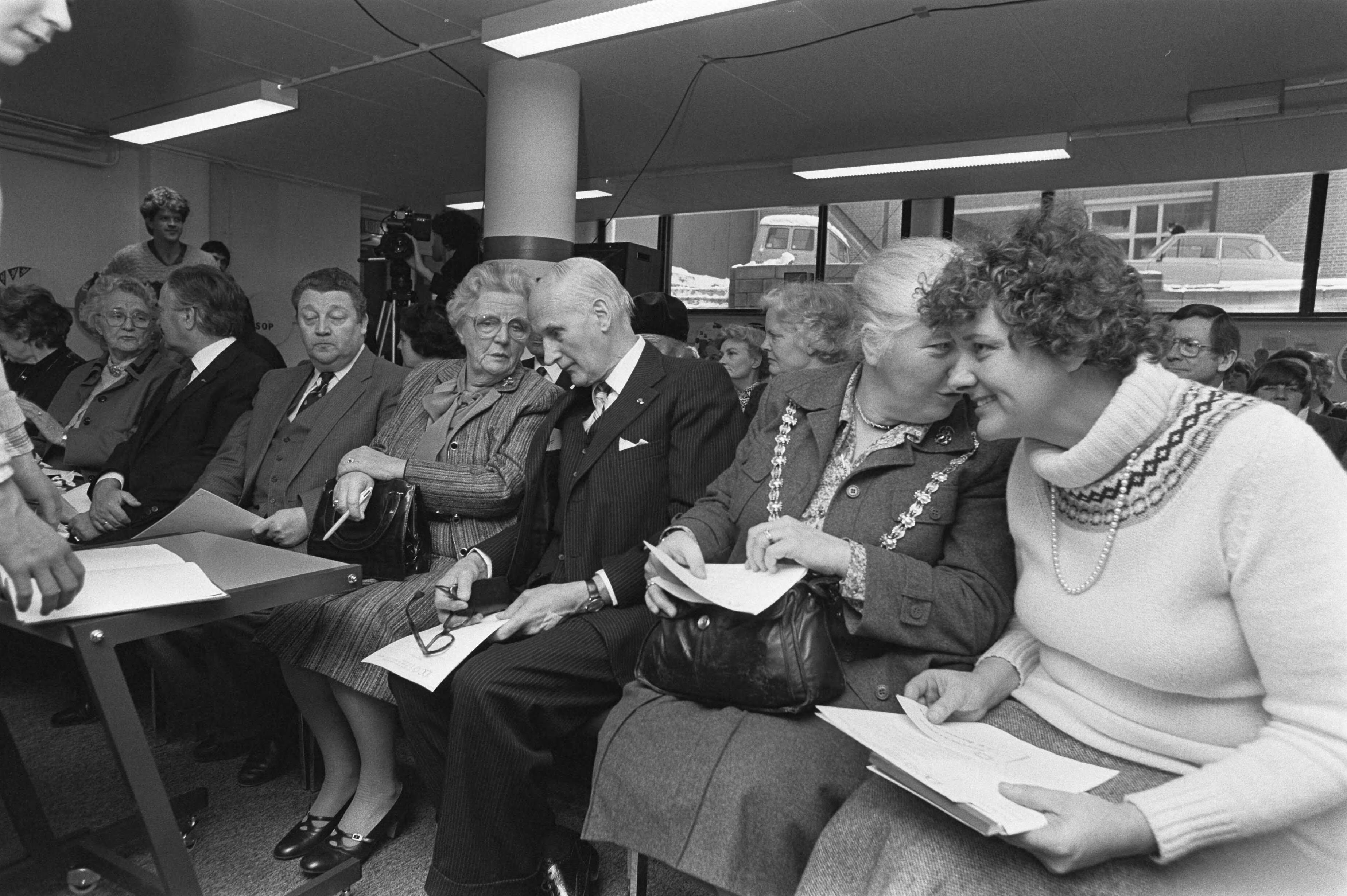 Fotocollectie Anefo — Juliana opent info-centrum Stichting Informatie en Documentatie t.b.v. het gehandicapt kind en ouders. met burgemeester Vos- van Gortel — Foto: Croes, Rob C. / Anefo. Licentie: Set B: Rechtenvrij / Publiek Domein. Bron: Nationaal Archief. http://hdl.handle.net/10648/ad0b8bae-d0b4-102d-bcf8-003048976d84