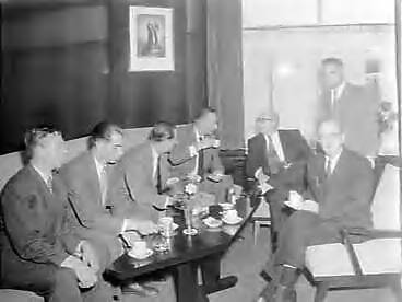 Fotocollectie Anefo — Vertrek bergingsexperts naar Caïro — Foto: Pot, Harry / Anefo. Licentie: Set B: Rechtenvrij / Publiek Domein. Bron: Nationaal Archief. http://hdl.handle.net/10648/a953bdb0-d0b4-102d-bcf8-003048976d84