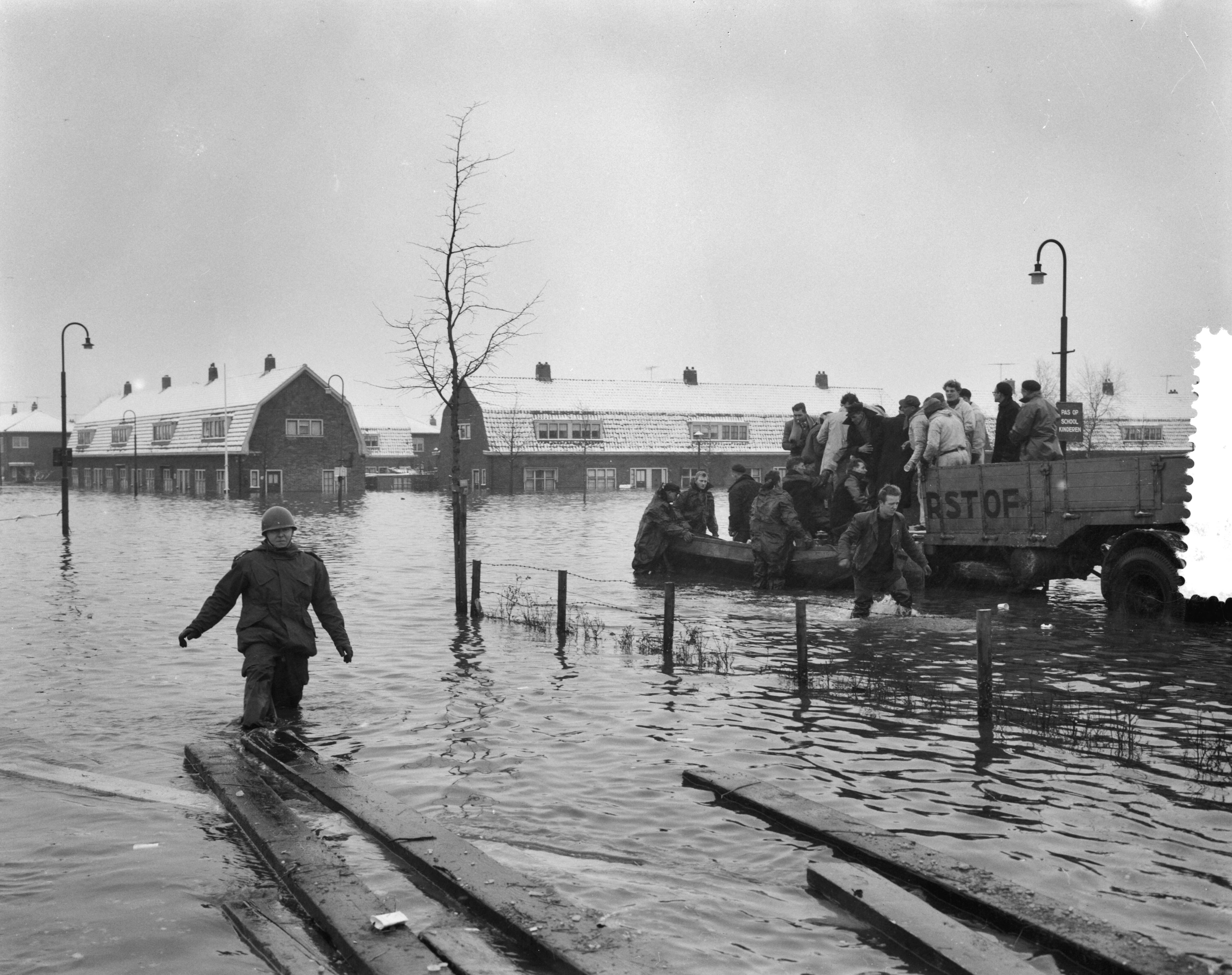 Ramp Tuindorp Oostzaan — Foto: Rossem, Wim van / Anefo. — Licentie: Set B: Rechtenvrij / Publiek Domein. Bron: Nationaal Archief. http://hdl.handle.net/10648/a9a5b5c0-d0b4-102d-bcf8-003048976d84