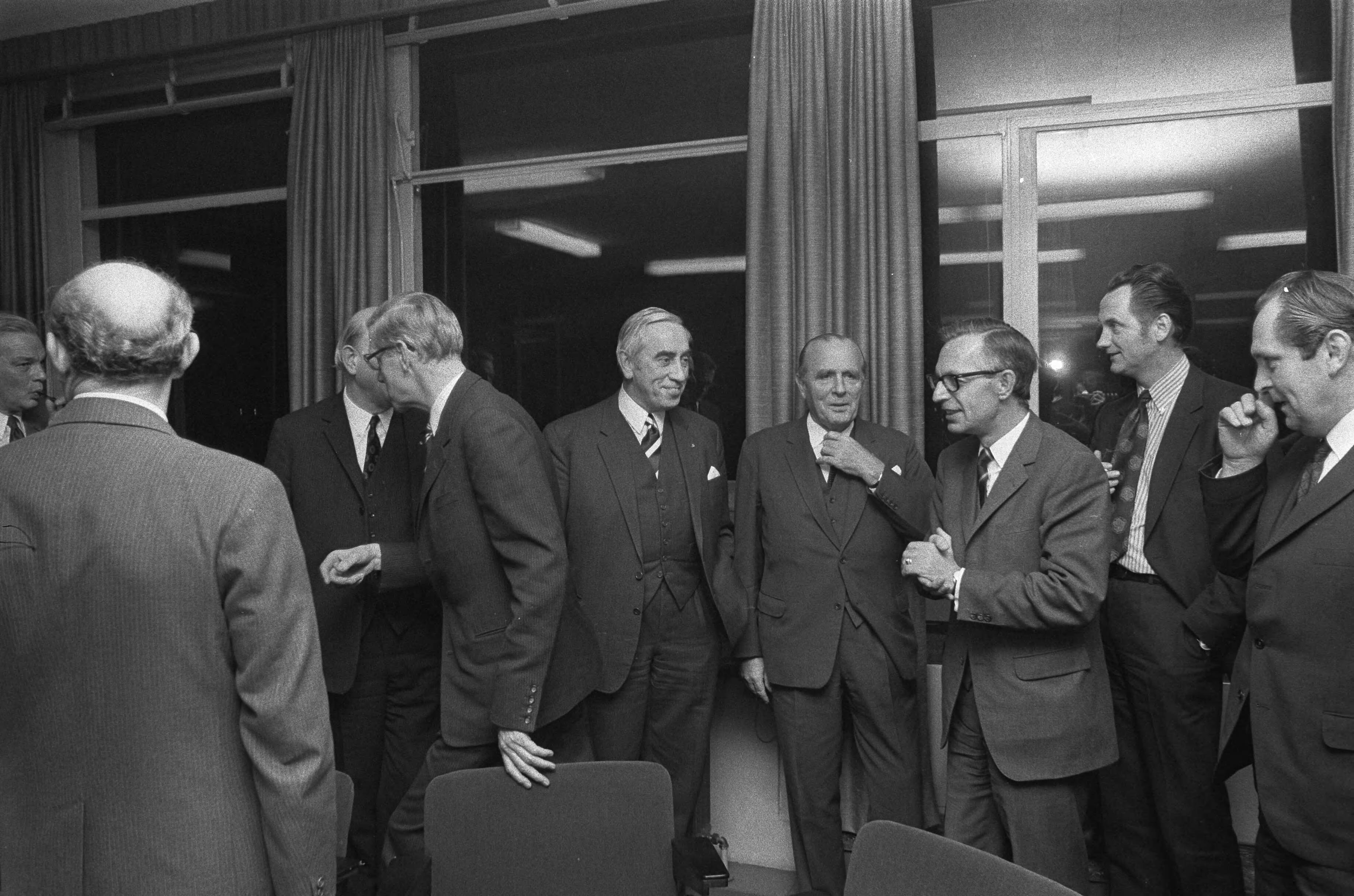 Fotocollectie Anefo — Overleg regeringsdelegatie met vertegenwoordigers van werkgeversverenigingen, Voorburg, v.l.n.r. Bakkenist, Van Meeteren , Nelissen, Boersma, Lardinois / — Foto: Verhoeff, Bert / Anefo. Licentie: Set B: Rechtenvrij / Publiek Domein. Bron: Nationaal Archief. http://hdl.handle.net/10648/abd9c0e8-d0b4-102d-bcf8-003048976d84
