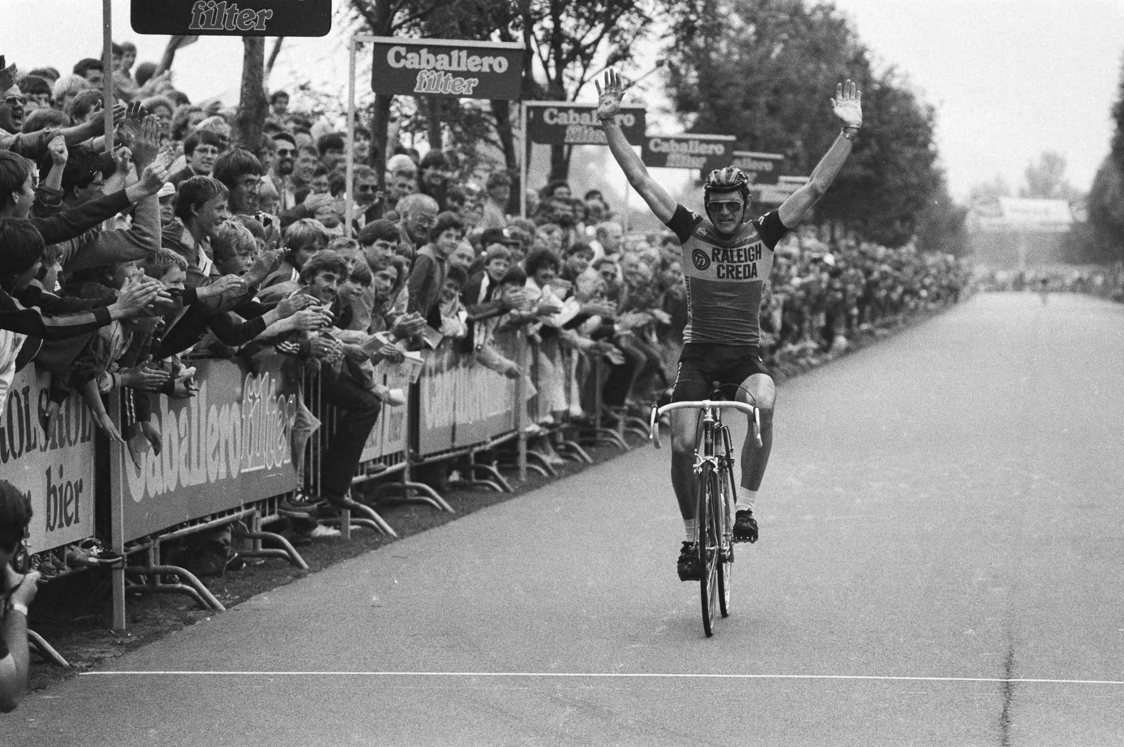 Fotocollectie Anefo — Wielrennen, ronde van Kortenhoef voor profs; finish winnaar Gerrie Knetemann — Foto: Dijk, Hans van / Anefo. Licentie: Set B: Rechtenvrij / Publiek Domein. Bron: Nationaal Archief. http://hdl.handle.net/10648/ad00df24-d0b4-102d-bcf8-003048976d84