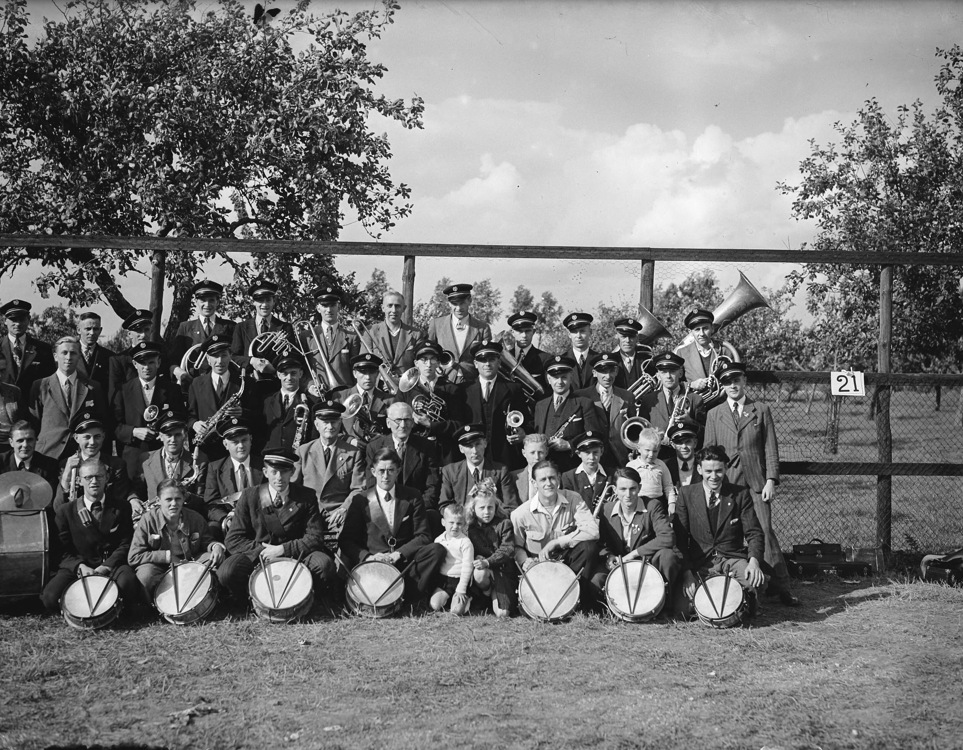 Fotocollectie Anefo — Zangconcours ?, groepsportret muziekvereniging of koor uit IJsselstein — Foto: Fotograaf Onbekend / Anefo. Licentie: Set B: Rechtenvrij / Publiek Domein. Bron: Nationaal Archief. http://hdl.handle.net/10648/a8a1d730-d0b4-102d-bcf8-003048976d84