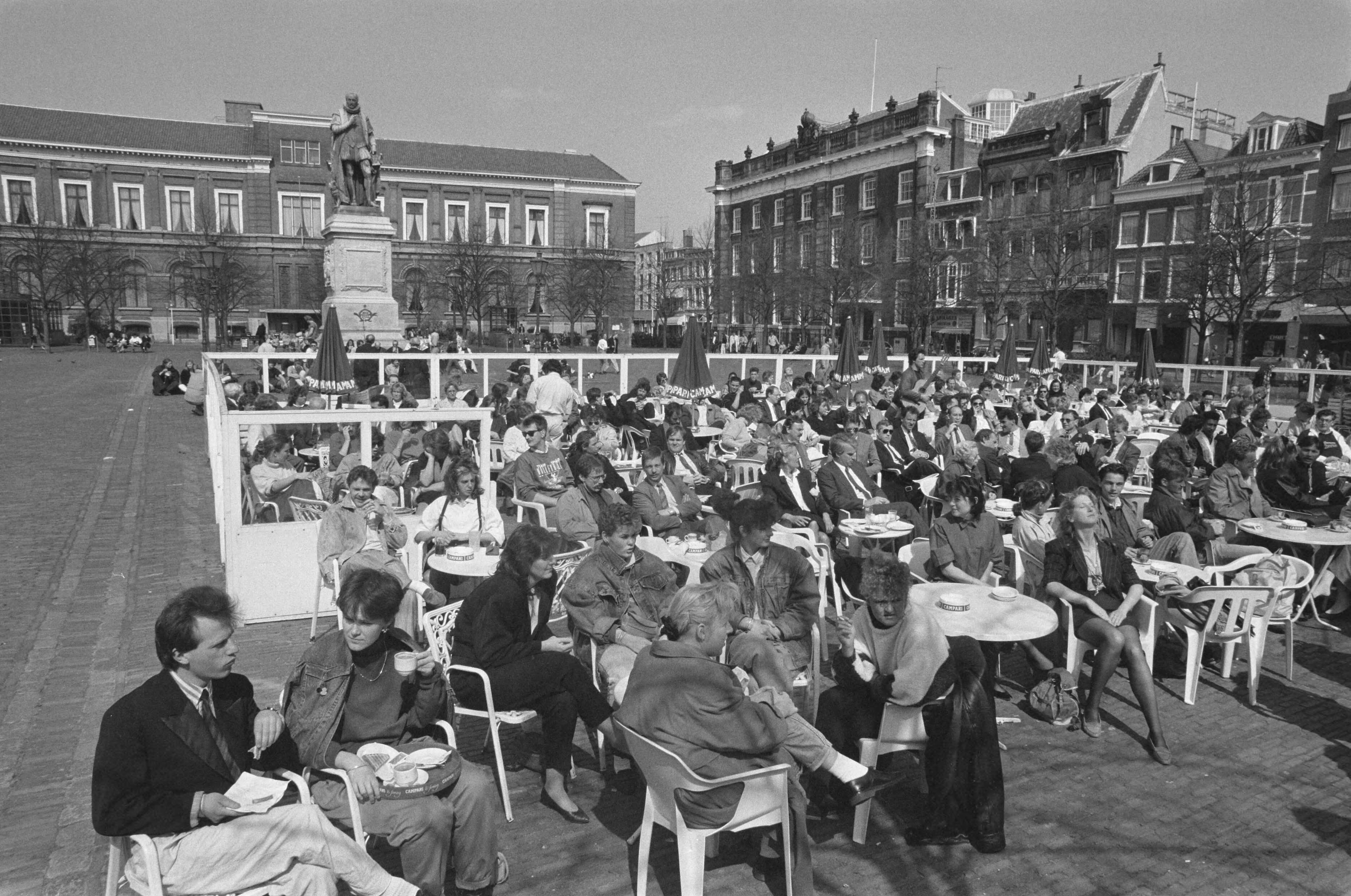 Fotocollectie Anefo — Vol terras op het Plein in Den Haag — Foto: Bogaerts, Rob / Anefo. Licentie: Set B: Rechtenvrij / Publiek Domein. Bron: Nationaal Archief. http://hdl.handle.net/10648/ad69f8ce-d0b4-102d-bcf8-003048976d84
